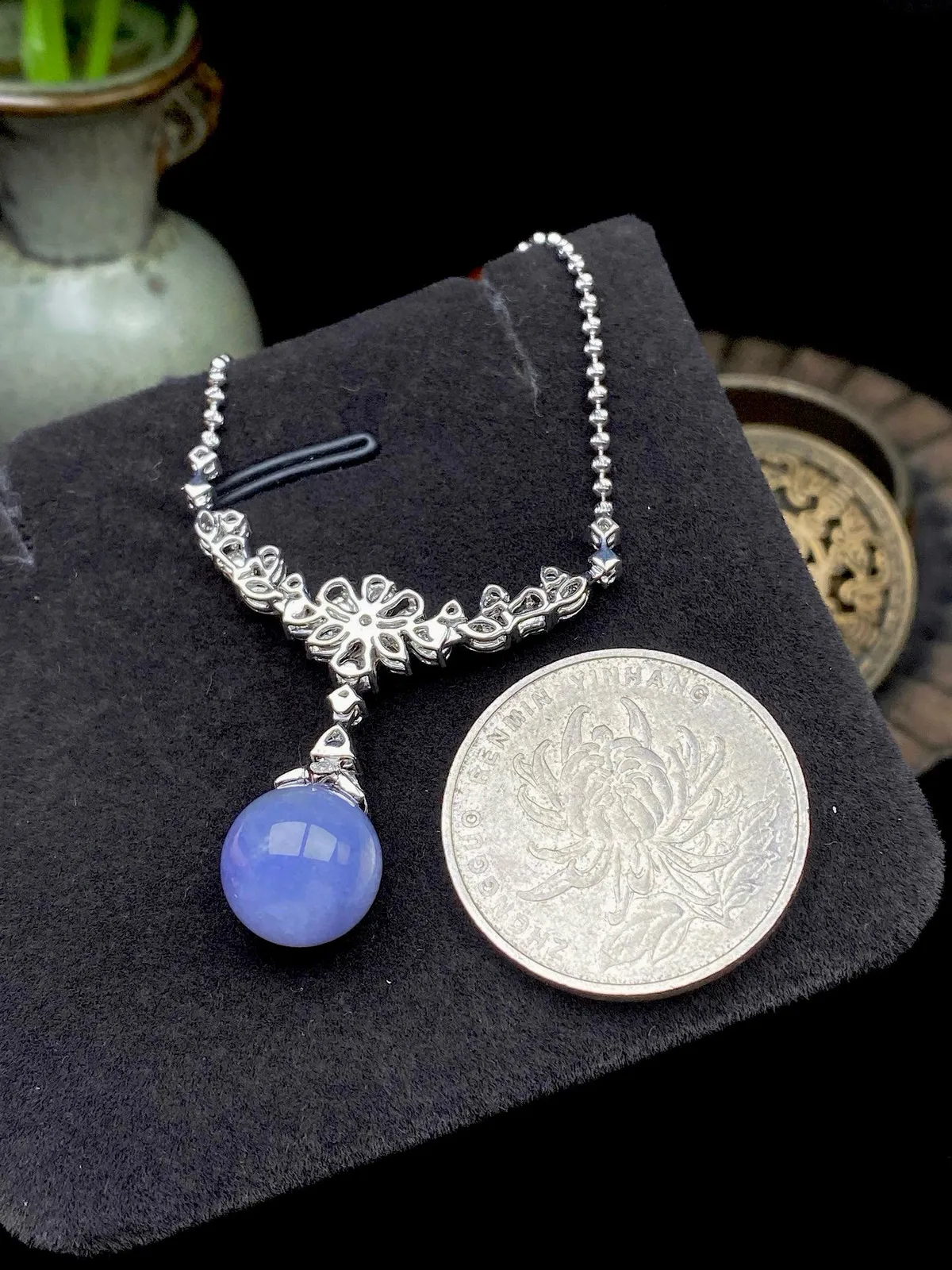 【冰种紫罗兰珠吊坠】质地细腻，光泽度不错，18k金钻镶嵌，10.6毫米