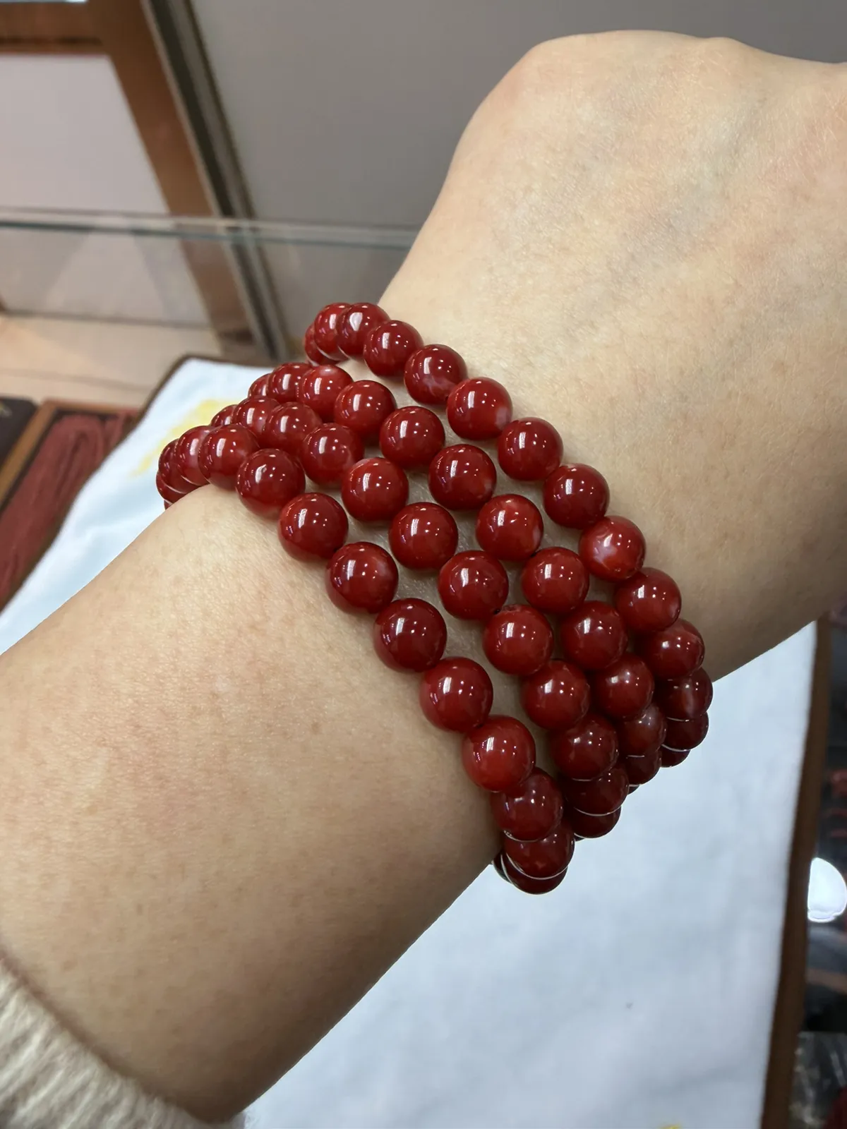【天然日本阿卡赤血牛血红珊瑚7mm圆珠108粒佛珠链】可遇不可求！项链手链两用款！日本产地，阿卡材料，赤血牛血红颜色，光泽柔润透亮，直径约6-7mm，重量46.08克，珊瑚本为佛教珍宝，来自深海千年生长，有生长纹，属于有机宝石，气场强大，稀少珍贵！每粒均为天然无添加无修补！少虫眼少白芯！收藏精品！传承宝贝！