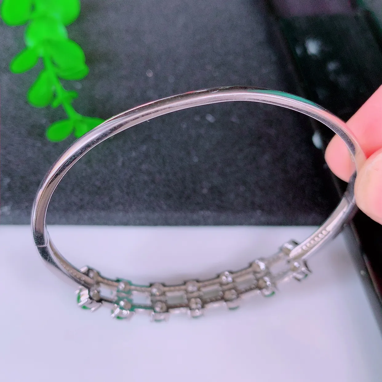 冰透满绿翡翠925银镶嵌手镯，自然光实拍，翠色灵动，颜色漂亮，种老水足，品相佳，佩戴佳品！#98.13整体56.5*51*8.5*4.5裸石3.8*3.8