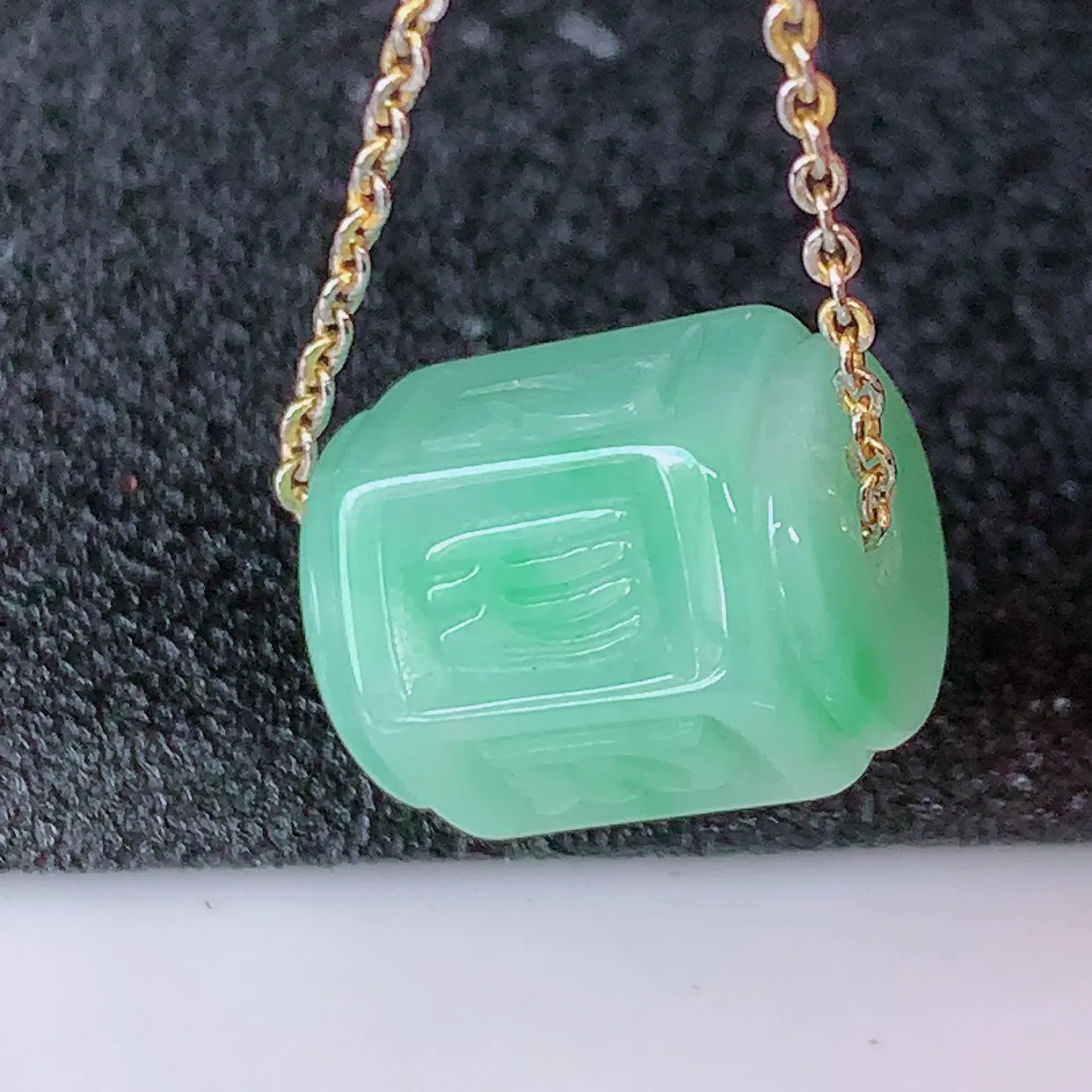 自然光实拍，冰润飘绿翡翠路路通吊坠，寓意好运连连，路路畅通，经典款式，财运滚滚，路路通，佩戴效果更好！配银链子#57.13