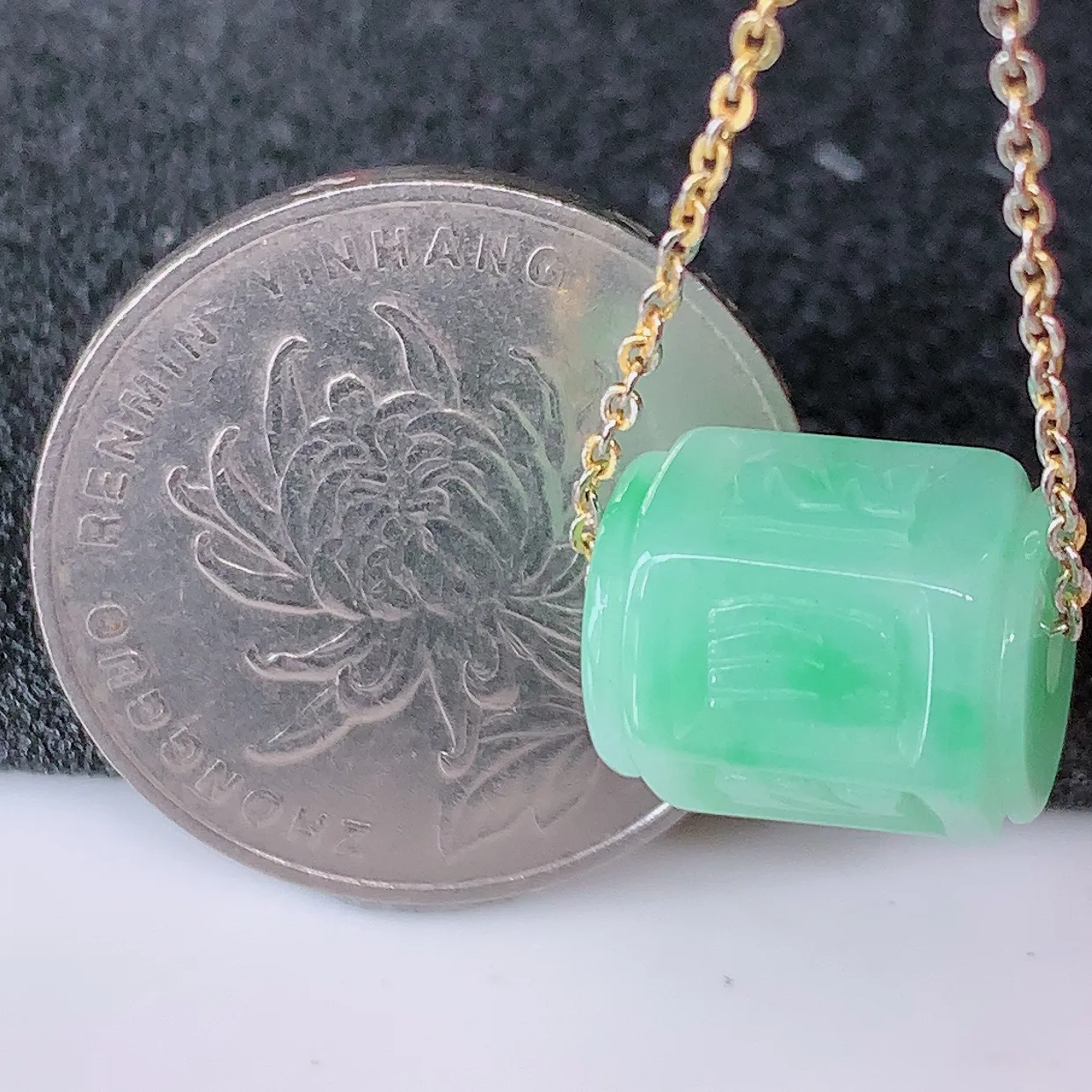 自然光实拍，冰润飘绿翡翠路路通吊坠，寓意好运连连，路路畅通，经典款式，财运滚滚，路路通，佩戴效果更好！配银链子#57.13