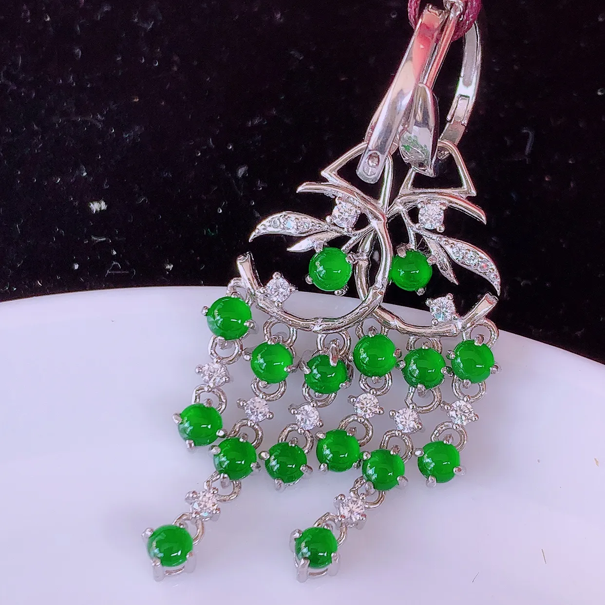 冰透满绿翡翠925银镶嵌耳坠，自然光实拍，翠色灵动，颜色漂亮，种老水足，品相佳，佩戴佳品！#98.13整体45.5*10.5-3.6裸石3*3