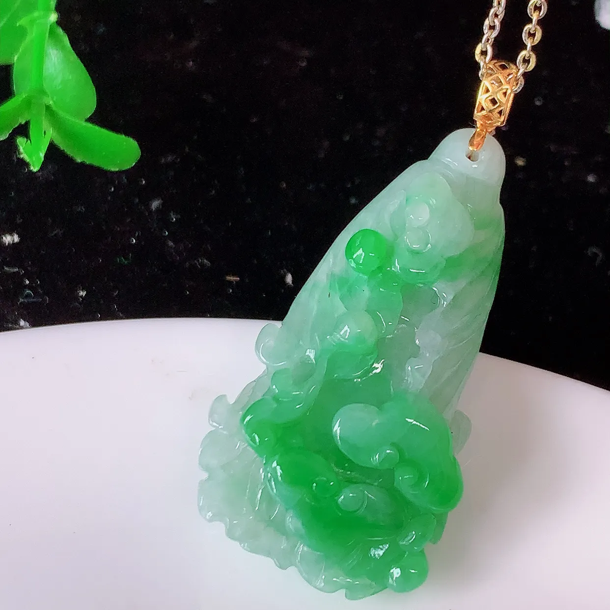 18K金镶嵌冰飘绿翡翠招百财白菜吊坠，百财聚来，财源滚滚，色泽鲜艳，精工水润的白菜，性价比高！#1.13整体