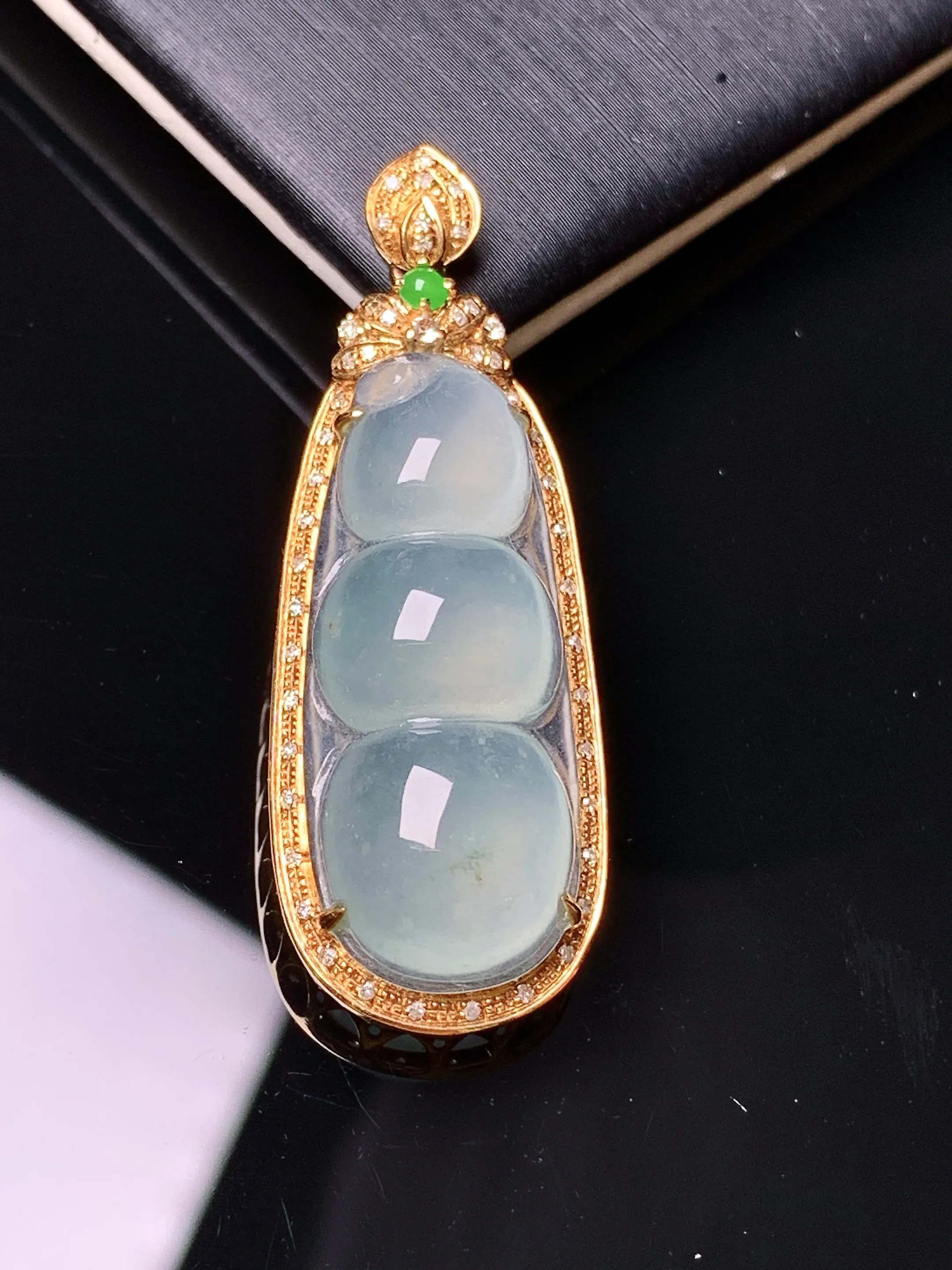 18k金钻镶嵌冰种四季豆吊坠 玉质细腻 水润亮眼 色泽艳丽 整体尺寸40*14.5*9