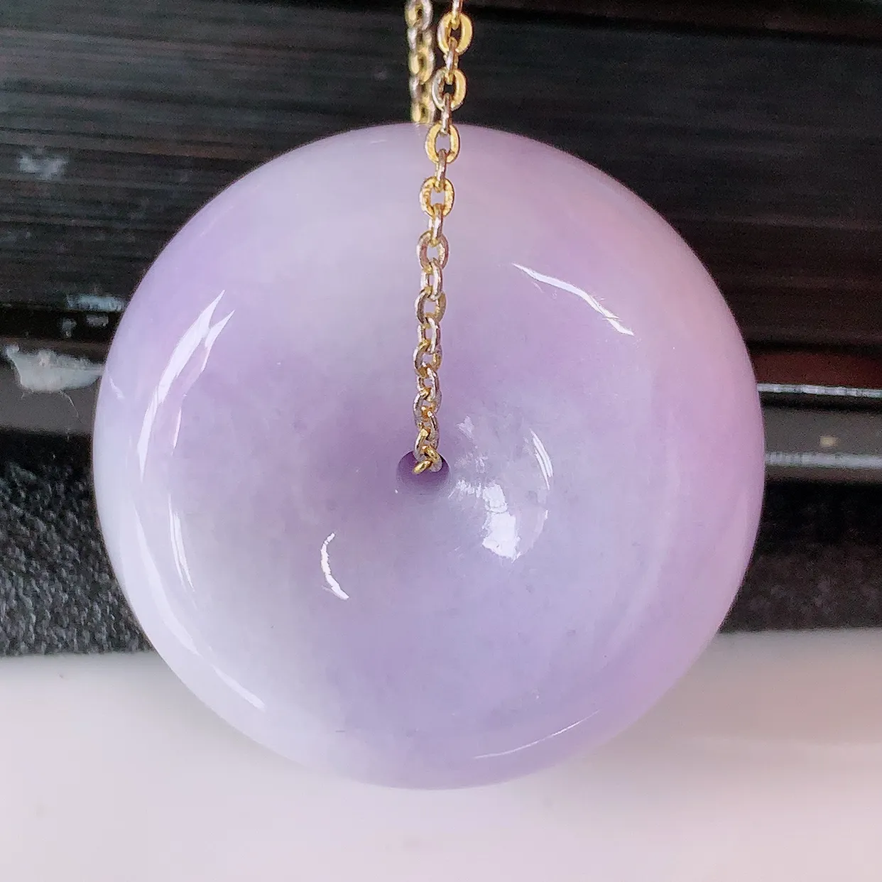 自然光实拍，冰润紫罗兰翡翠平安扣吊坠，形体饱满圆润，平安扣肥嘟嘟的，平平安安，种水很好，配戴精美！#