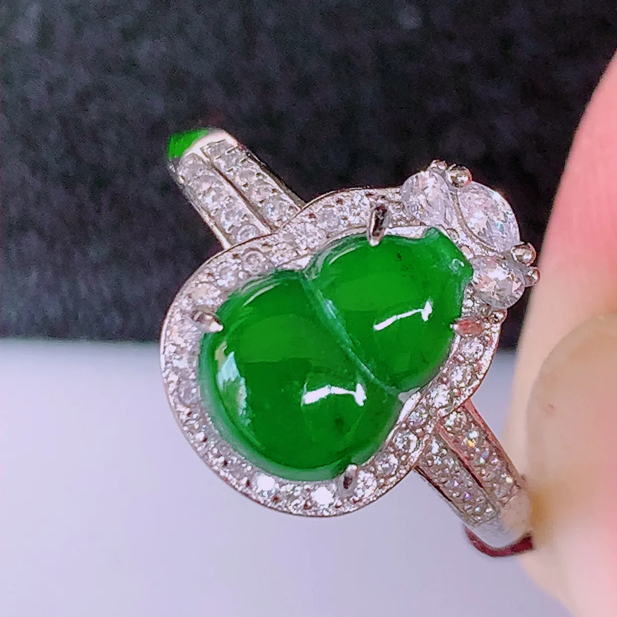 冰透满绿翡翠925银镶嵌戒指，自然光实拍，翠色灵动，颜色漂亮，种老水足，品相佳，佩戴佳品！#98.13整体23.5-17.5-5.6裸石10*7