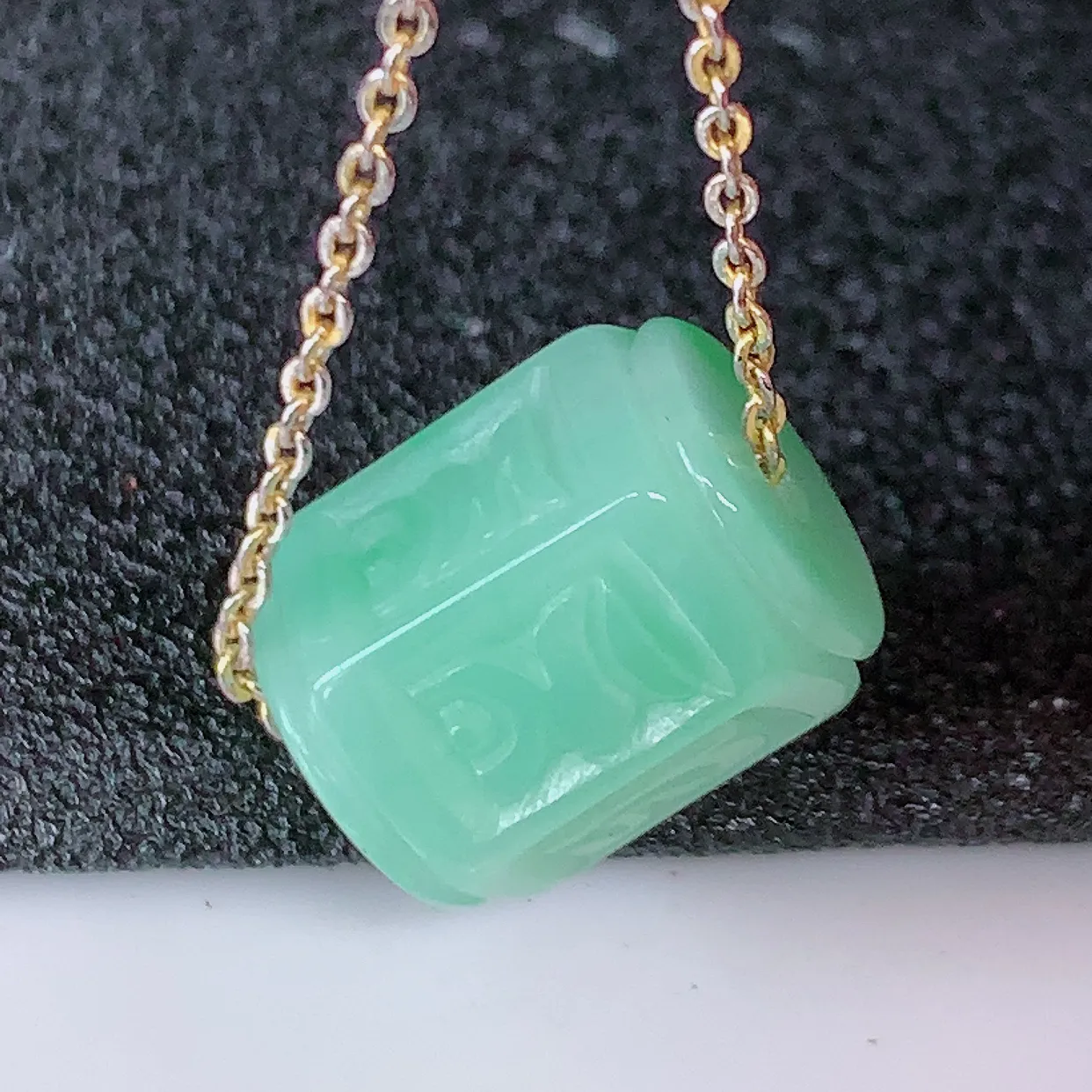 自然光实拍，冰润飘绿翡翠路路通吊坠，寓意好运连连，路路畅通，经典款式，财运滚滚，路路通，佩戴效果更好！配银链子#57.13