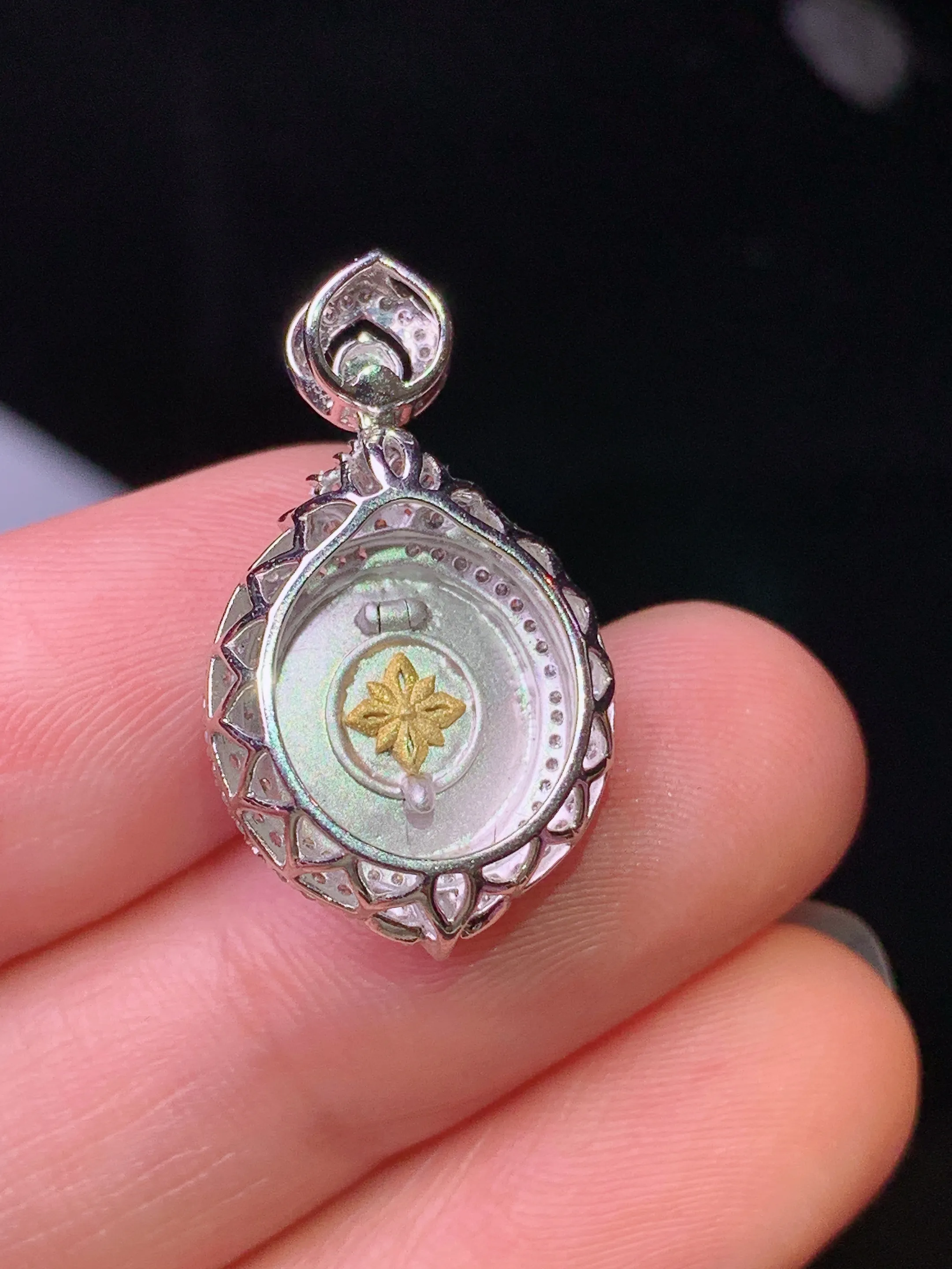 18k金钻镶嵌翠绿蛋面吊坠 玉质细腻 水润亮眼 色泽艳丽 整体尺寸25*14.3*10