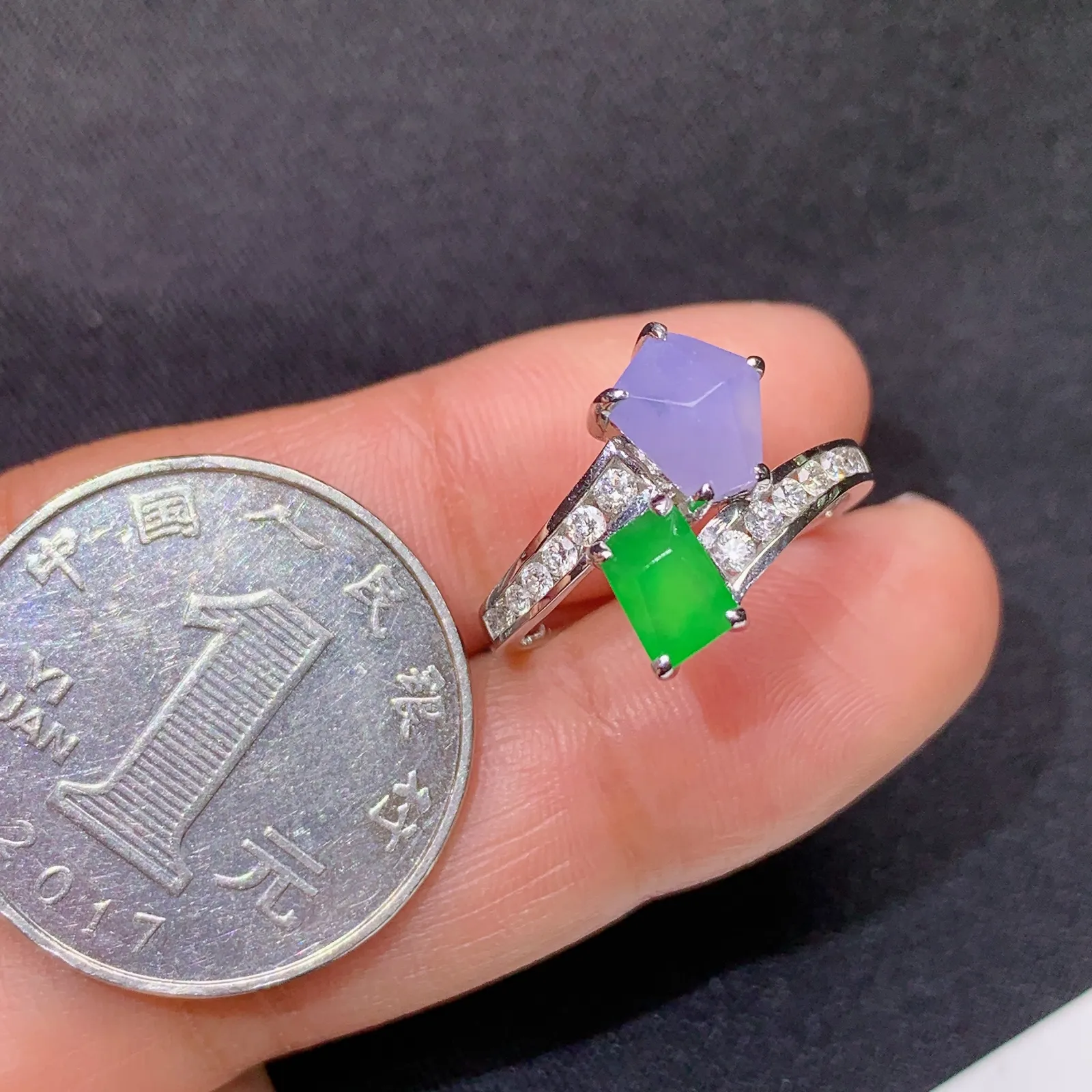 冰紫阳绿随形戒指，18k金镶嵌，款式新颖，冰润鲜艳，种水足 圈口14 裸石6.6*5.2*3.3