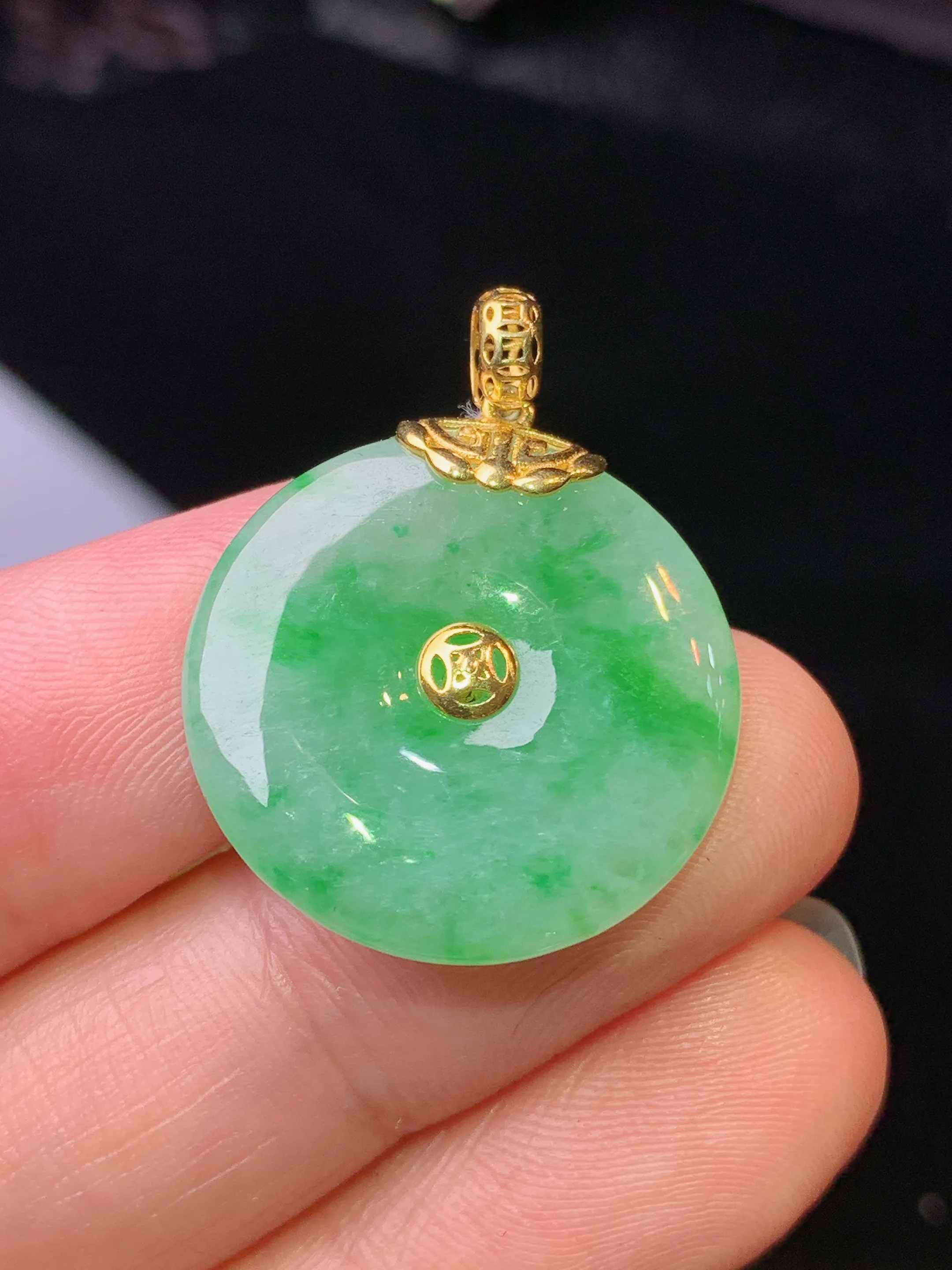 18k金镶嵌飘绿平安扣吊坠 玉质细腻 水润亮眼 色泽艳丽 整体尺寸26.8*21*4