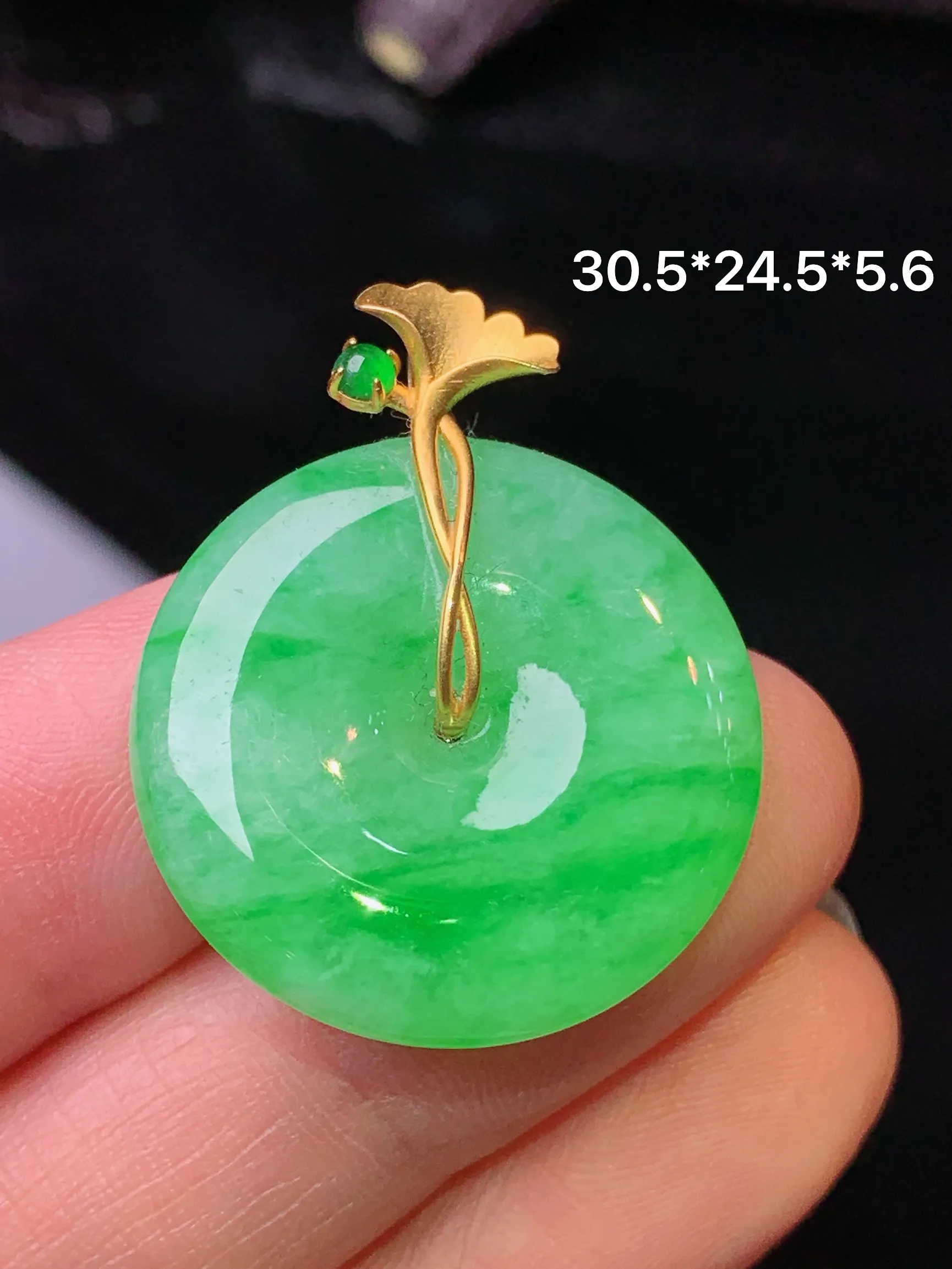 18k金镶嵌翠绿平安扣吊坠 玉质细腻 水润亮眼 色泽艳丽 整体尺寸30.5*24.5*5.6