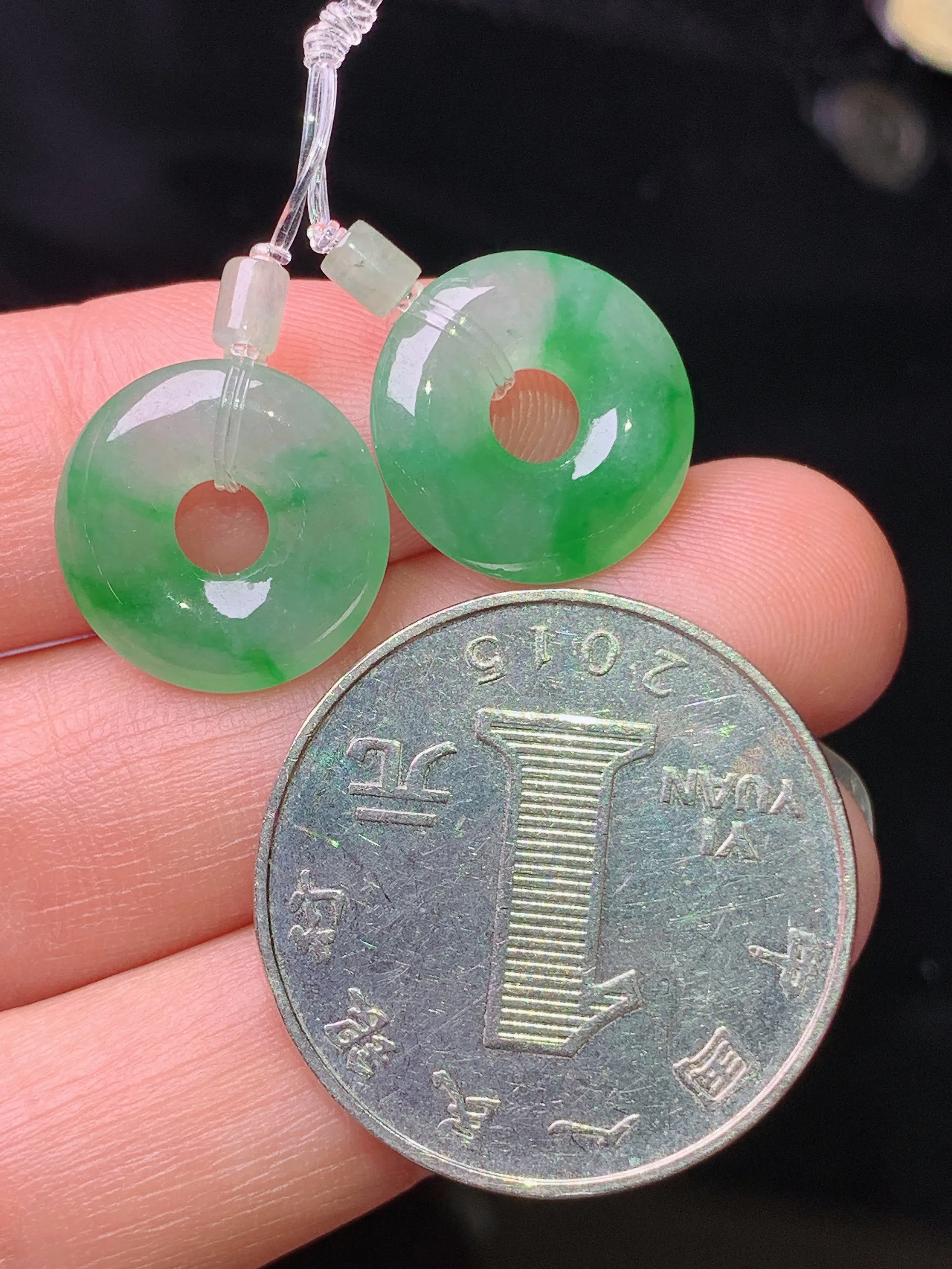 飘绿平安环一对 玉质细腻 水润亮眼 色泽艳丽 整体尺寸14.2*3.2
