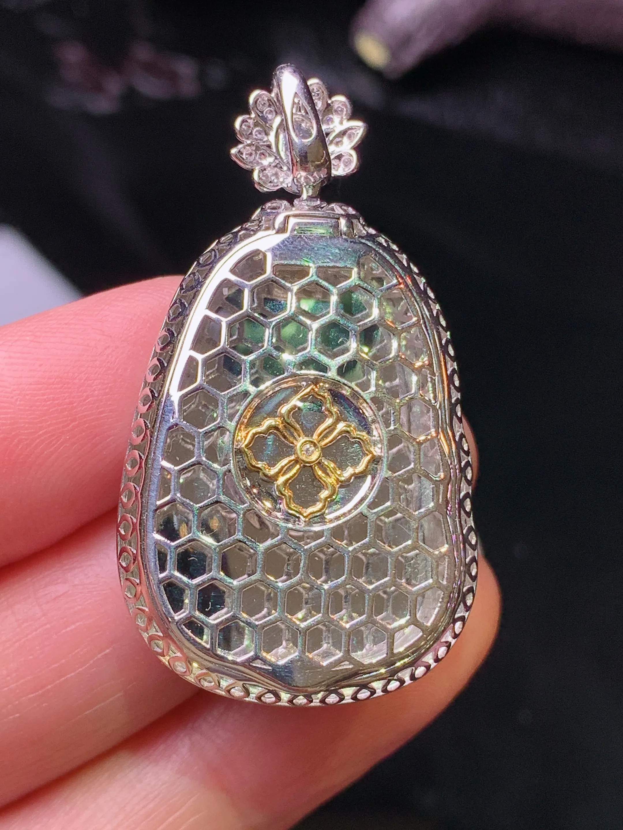 18k金钻镶嵌翠绿如意吊坠 玉质细腻 水润亮眼 色泽艳丽 整体尺寸41*23*7.8