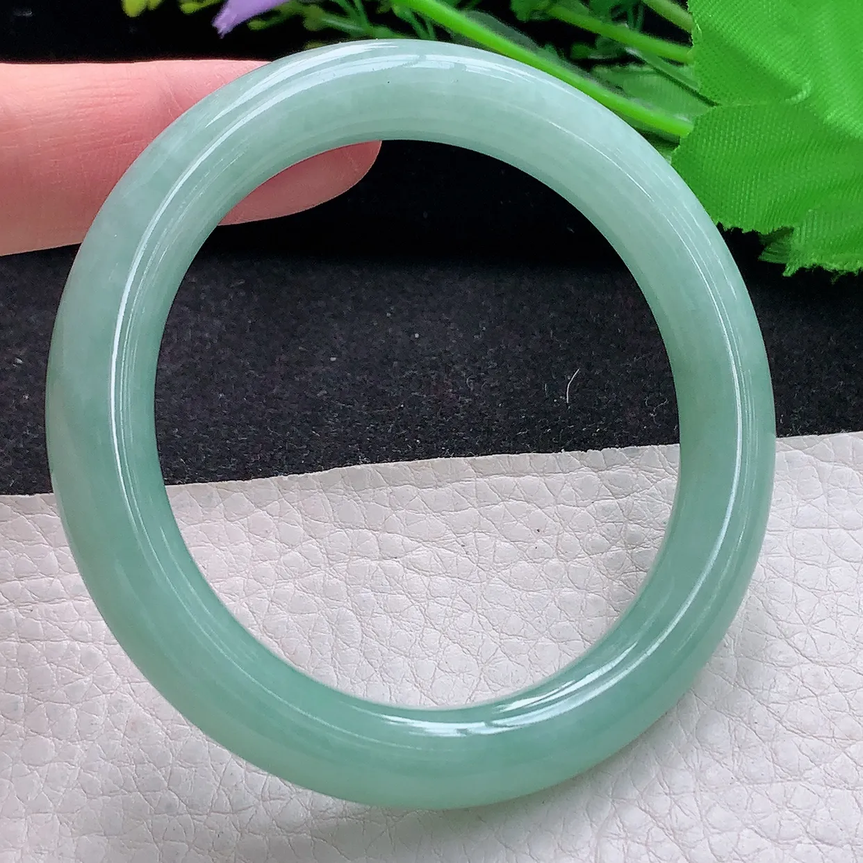 n自然光55*9.6美人镯 翡翠a货玉手镯甜绿圆条珠宝玉手环 叮当镯