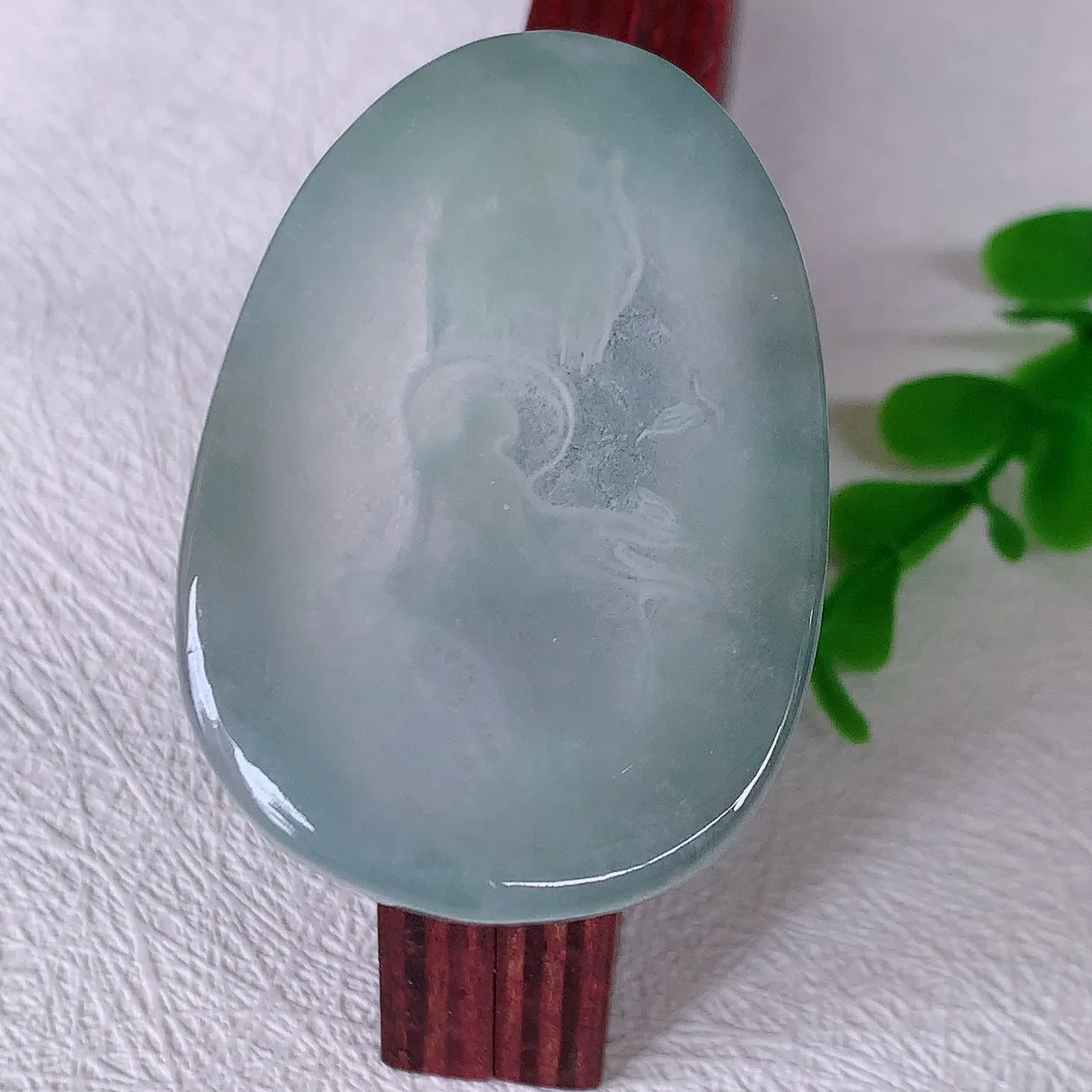 自然光实拍，冰透双彩翡翠悟道吊坠，翡翠悟道寓意“祥和，安宁，吉祥，幸福”，佩戴效果优雅迷人，性价比超高！#60.13