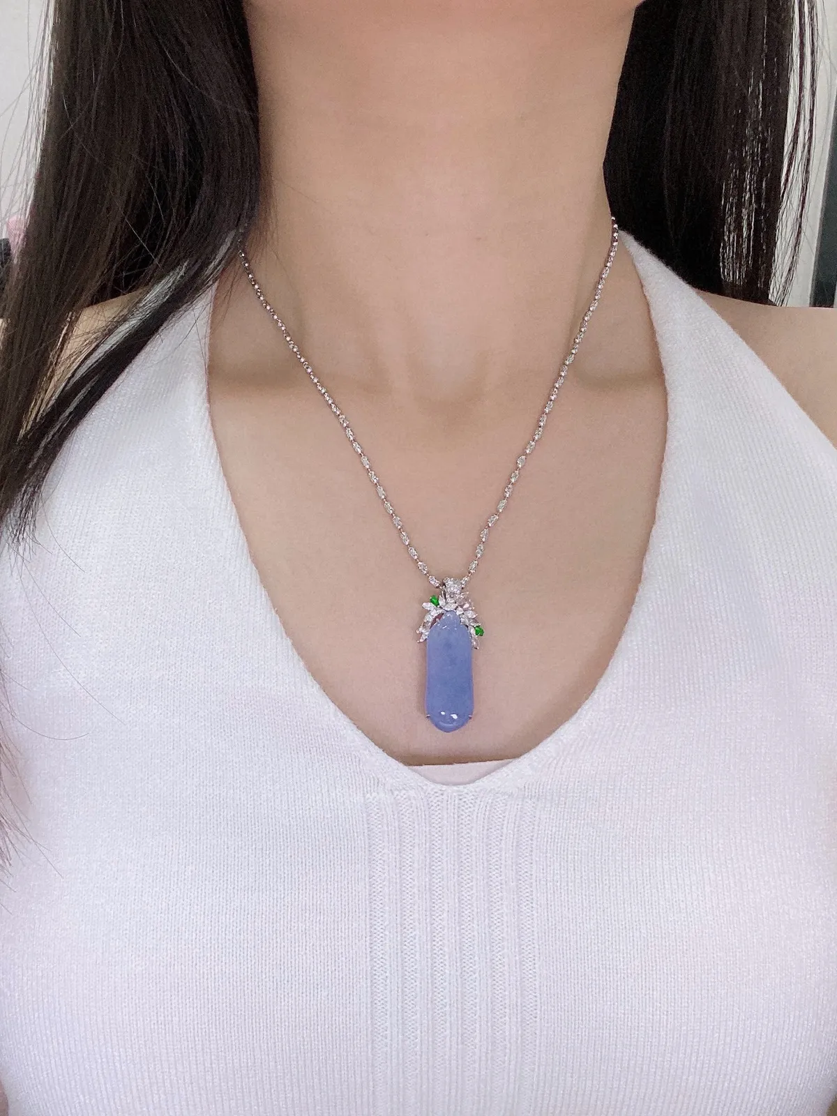 【冰种紫罗兰福瓜吊坠】质地细腻，光泽度不错，18k金钻镶嵌，裸石尺寸30*12.1*4.2毫米