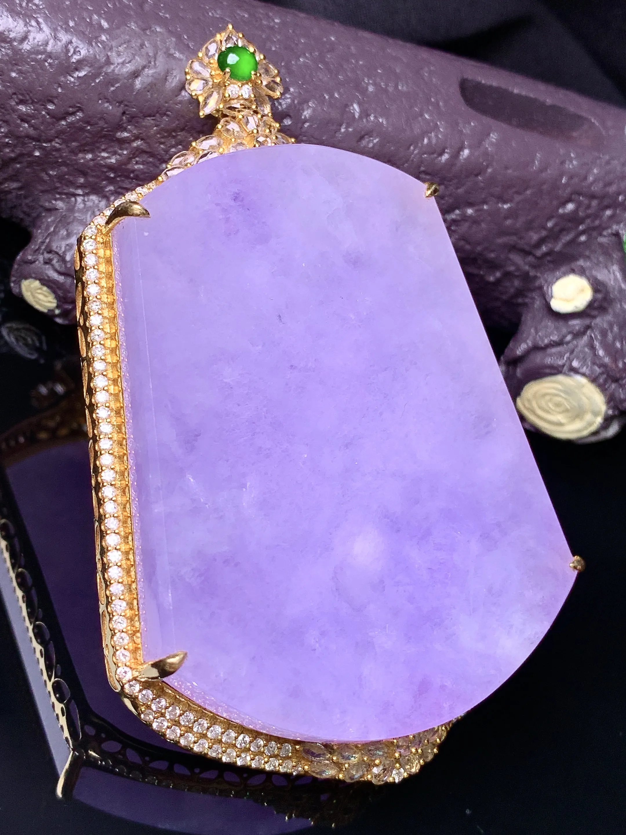 18k金钻镶嵌紫罗兰无事牌吊坠 玉质细腻 水润亮眼 色泽艳丽 整体尺寸69*43.5*11.2