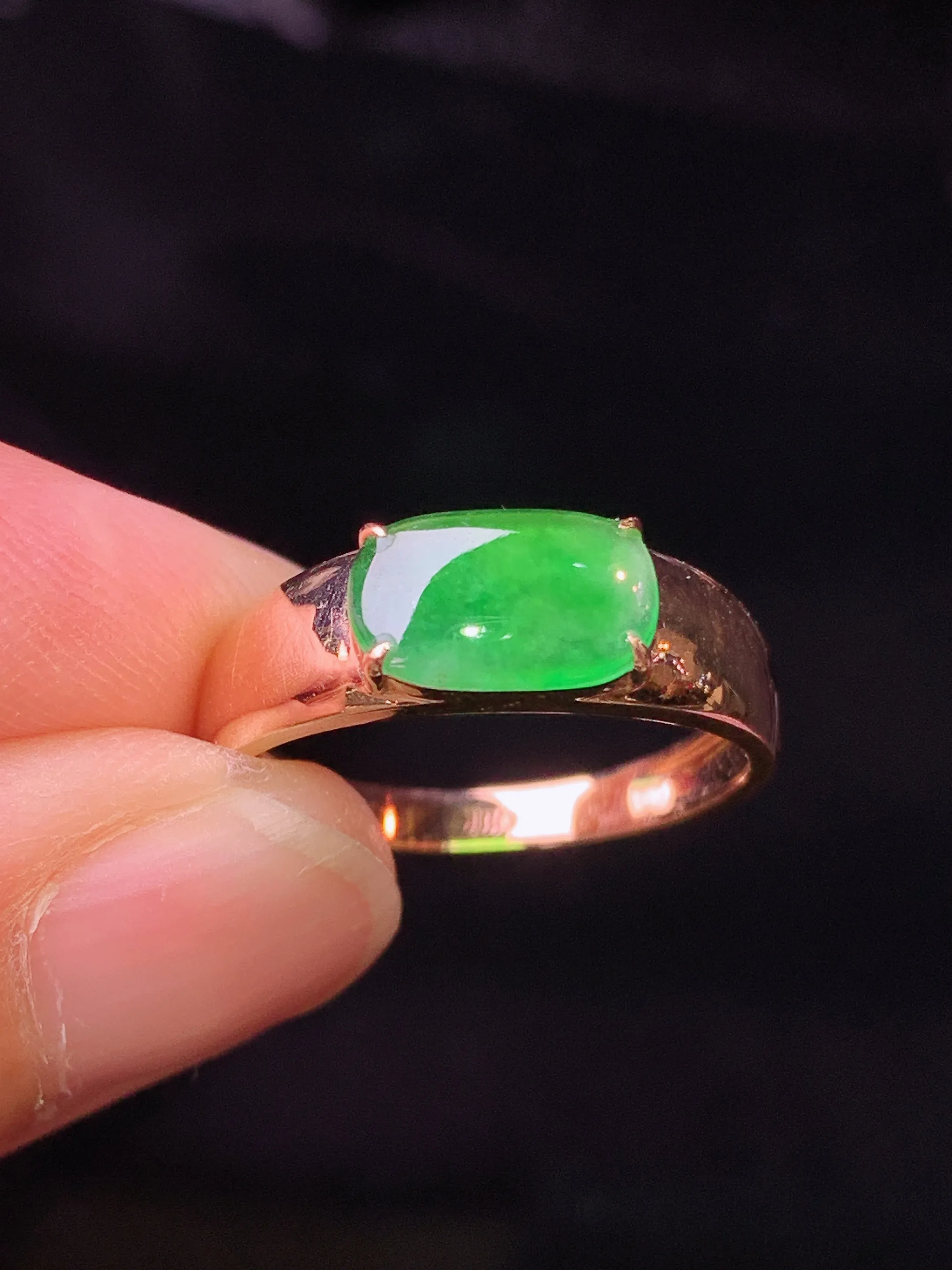 18k金钻镶嵌冰翠绿马鞍戒指 玉质细腻 水润亮眼 色泽艳丽 圈口13.5 裸石尺寸5.7*9.2*2
