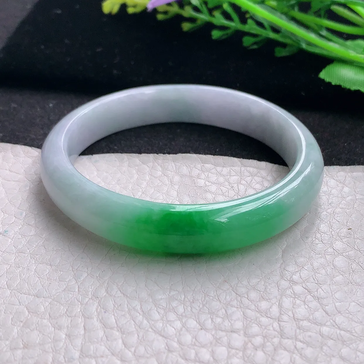 n自然光53.8*11*6.8平安镯 翡翠a货玉手镯辣绿宽边珠宝玉手环