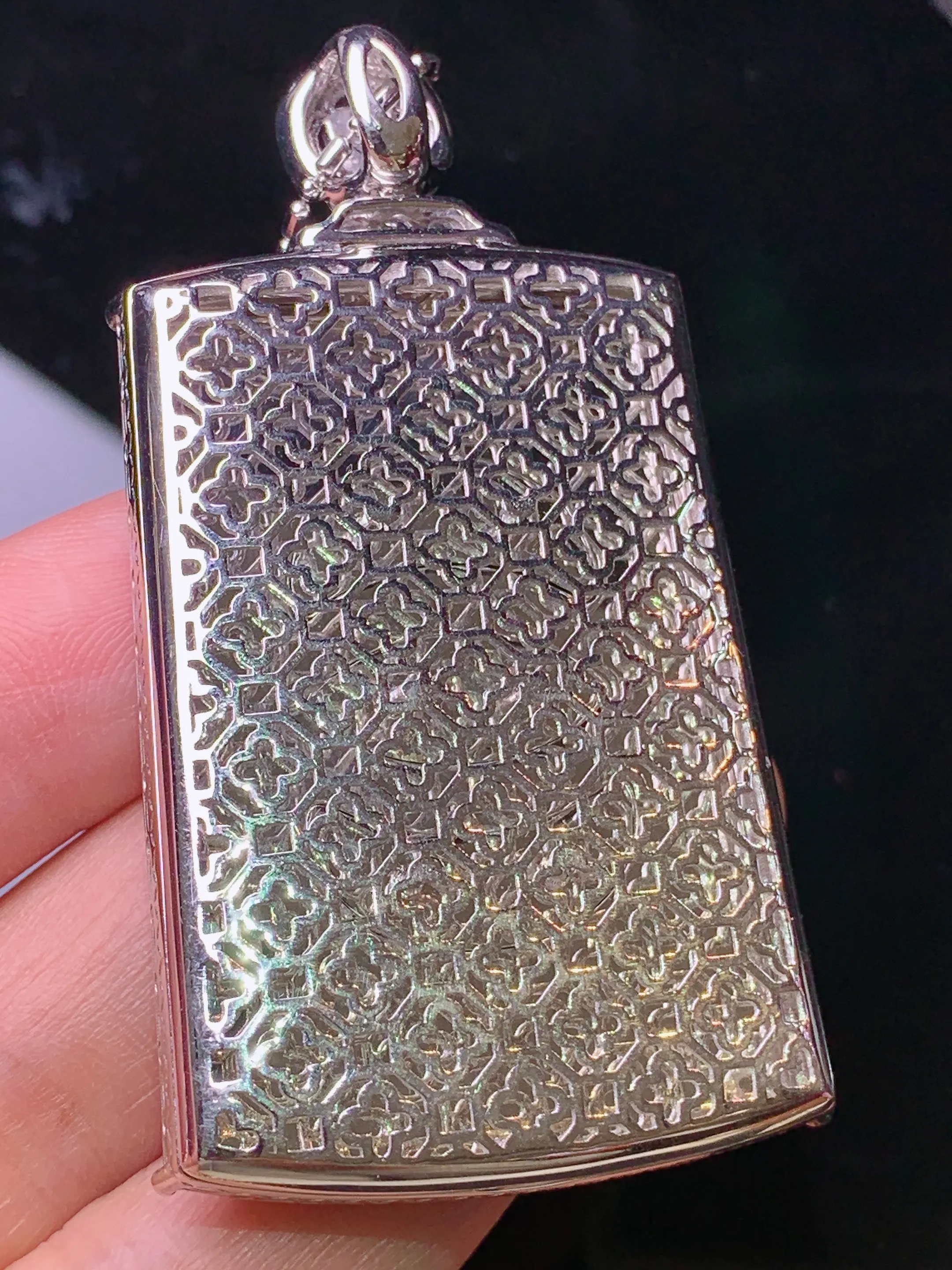 18k金钻镶嵌翠绿无事牌吊坠 玉质细腻 水润亮眼 色泽艳丽 整体尺寸59.5*32.3*7.5