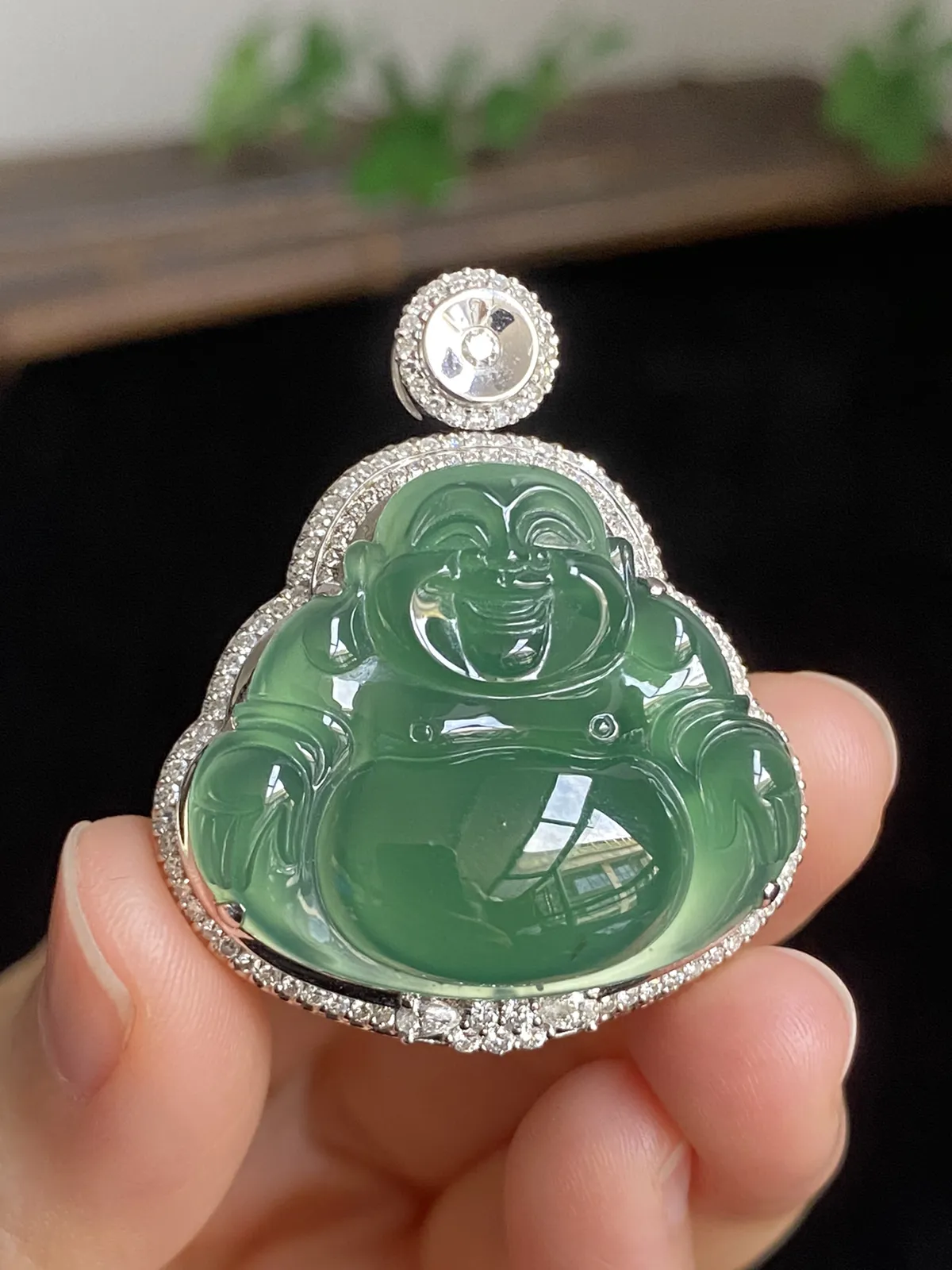 翡翠冰绿佛公吊坠，18k金伴钻镶嵌