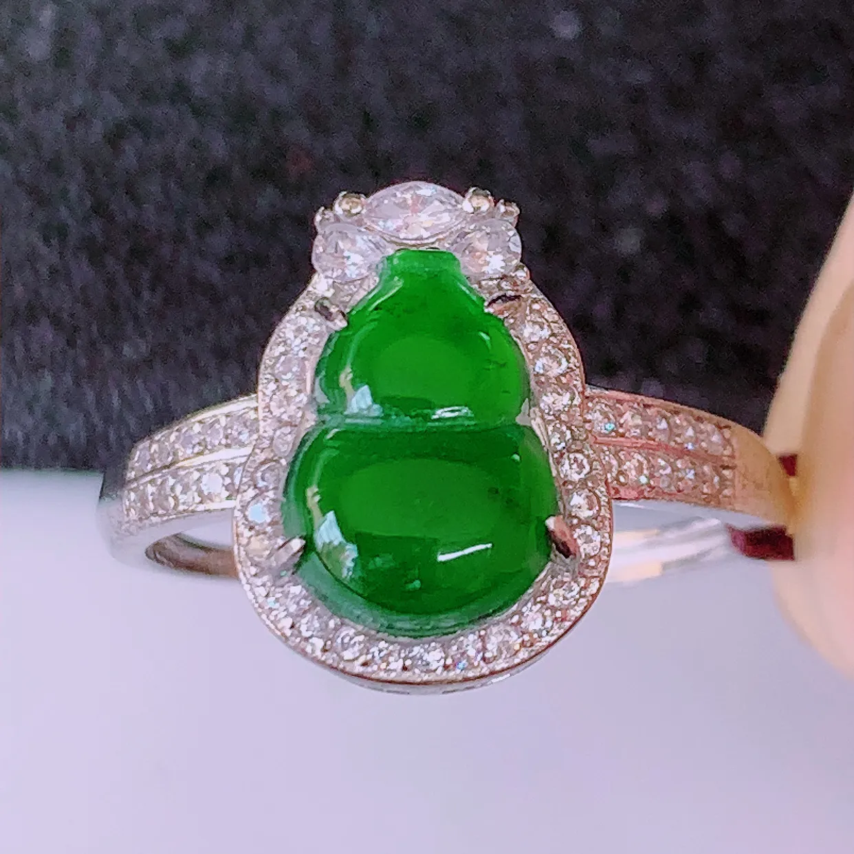 冰透满绿翡翠925银镶嵌戒指，自然光实拍，翠色灵动，颜色漂亮，种老水足，品相佳，佩戴佳品！#98.13整体23.5-17.5-5.6裸石10*7