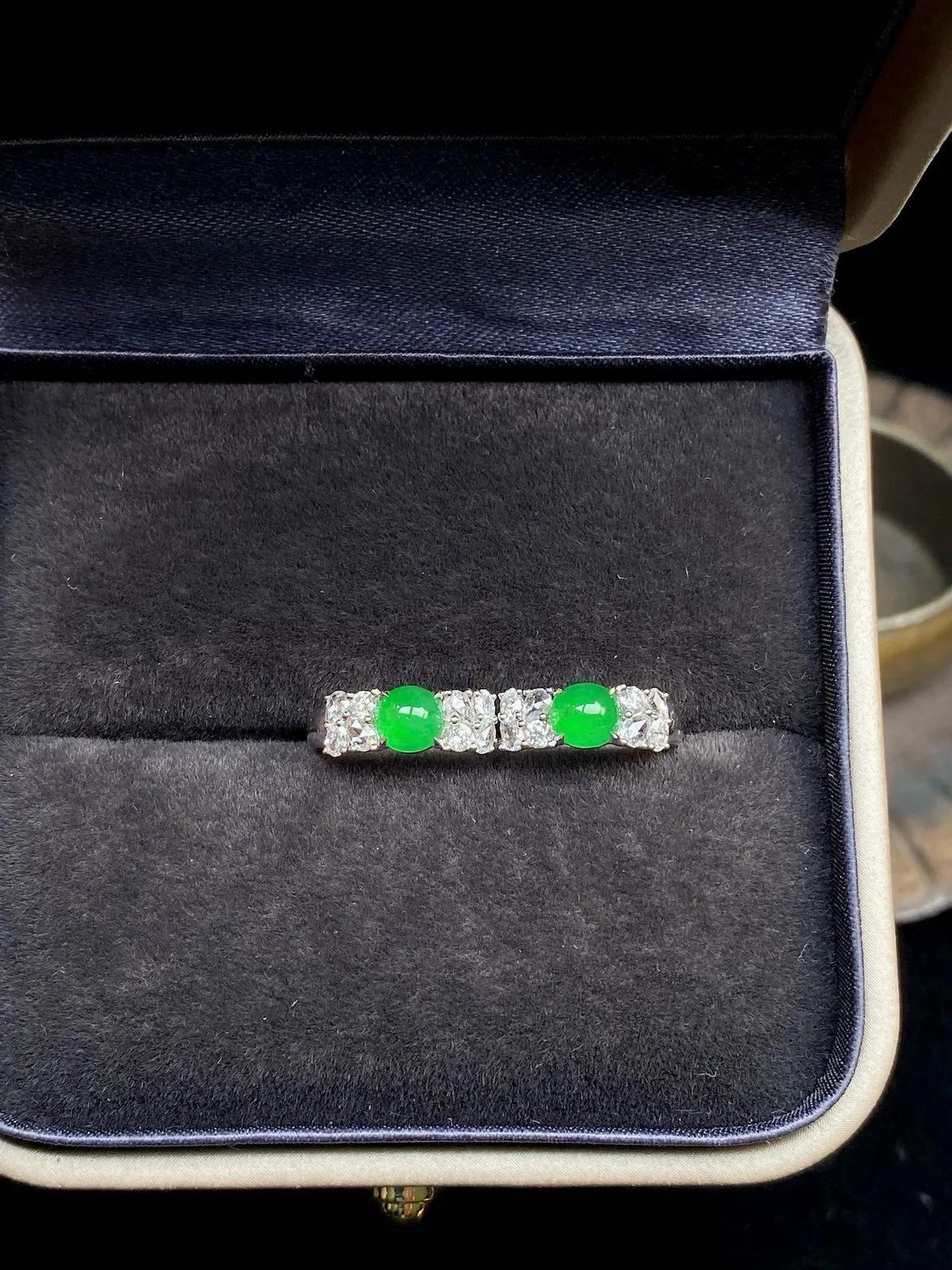 【冰种满绿蛋面耳包】晶莹剔透，冰感十足，通透闪亮，18k金钻镶嵌，裸石尺寸4.7*4*2.7毫米