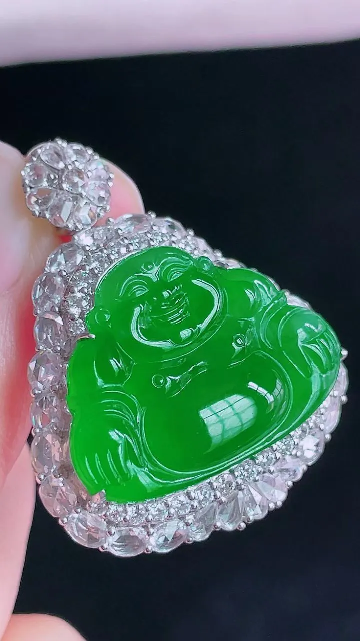 【翡翠名称】18K金豪华镶钻冰满阳绿佛公吊坠
【翡翠尺寸】含金37.6/30.4/12.6mm
【翡翠描述】宝贝种老水足，玉质细腻，色泽靓丽，性价比高，佩戴效果好！
【其它赠送】权威证书/精美挂绳/盒子/支持全国复检(七天无理由退换货买家只须付来回邮费即可）