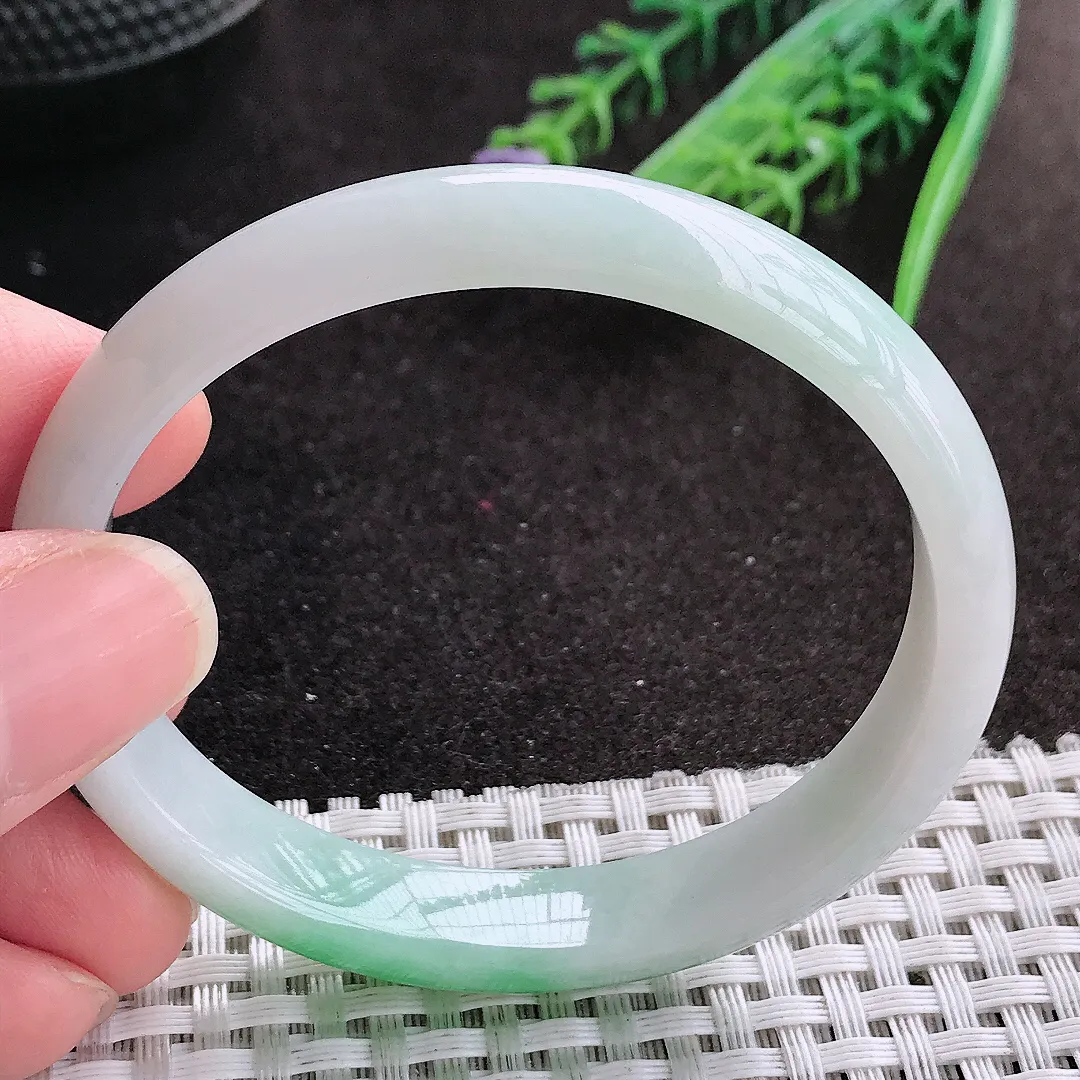 天然A货翡翠54.5/49/10.8/6.3老坑精美飘阳绿贵妃手镯宽边玉镯