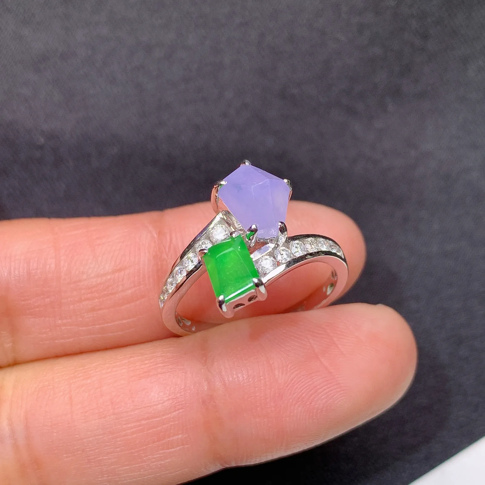 冰紫阳绿随形戒指，18k金镶嵌，款式新颖，冰润鲜艳，种水足 圈口14 裸石6.6*5.2*3.3