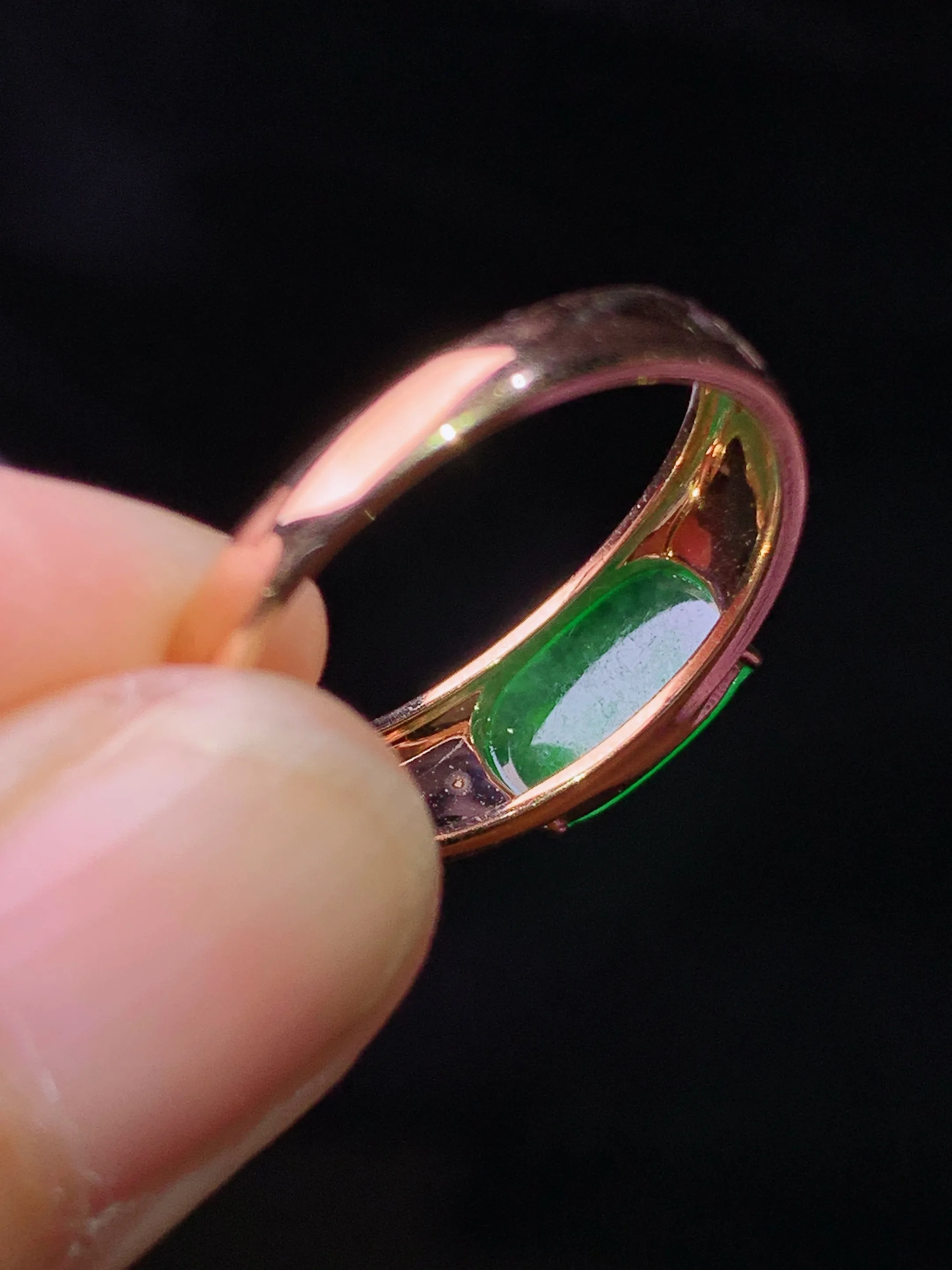 18k金钻镶嵌冰翠绿马鞍戒指 玉质细腻 水润亮眼 色泽艳丽 圈口13.5 裸石尺寸5.7*9.2*2