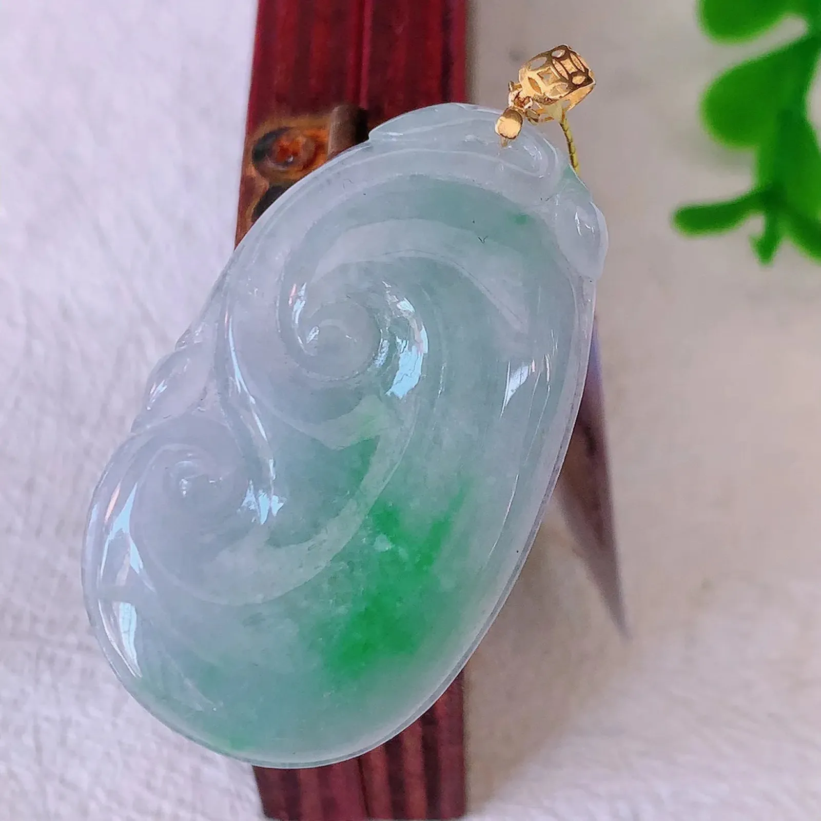 18K金镶嵌冰春带彩翡翠如意吊坠，简单的镶嵌设计、让玉坠百搭又精致，寓意着吉祥，事事如意！#35.13