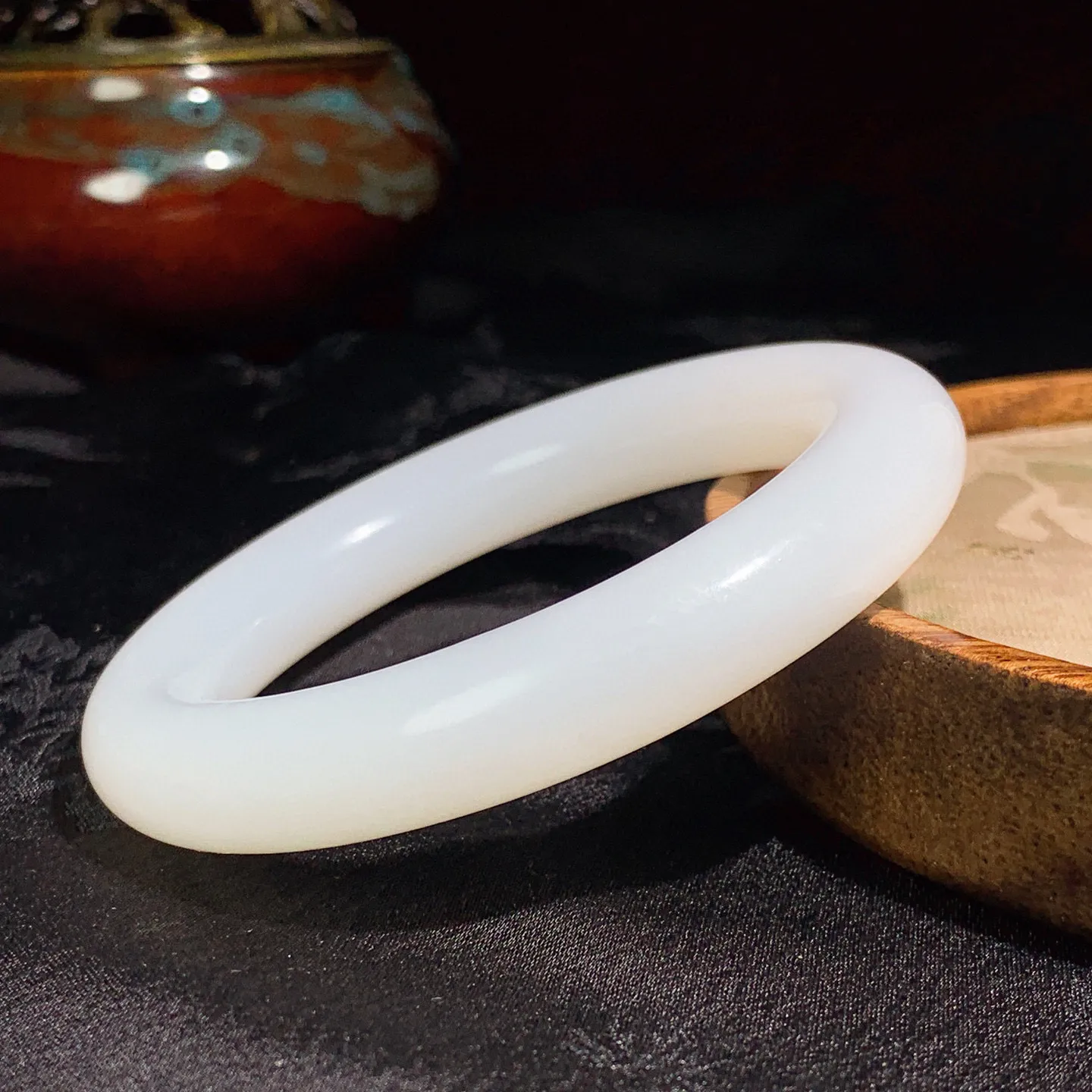 60.5圈口和田玉羊脂白玉圆条手镯 圈口60.5条宽11.8玉质细腻油润 底色纯净 脂粉好，结构好。品质好li