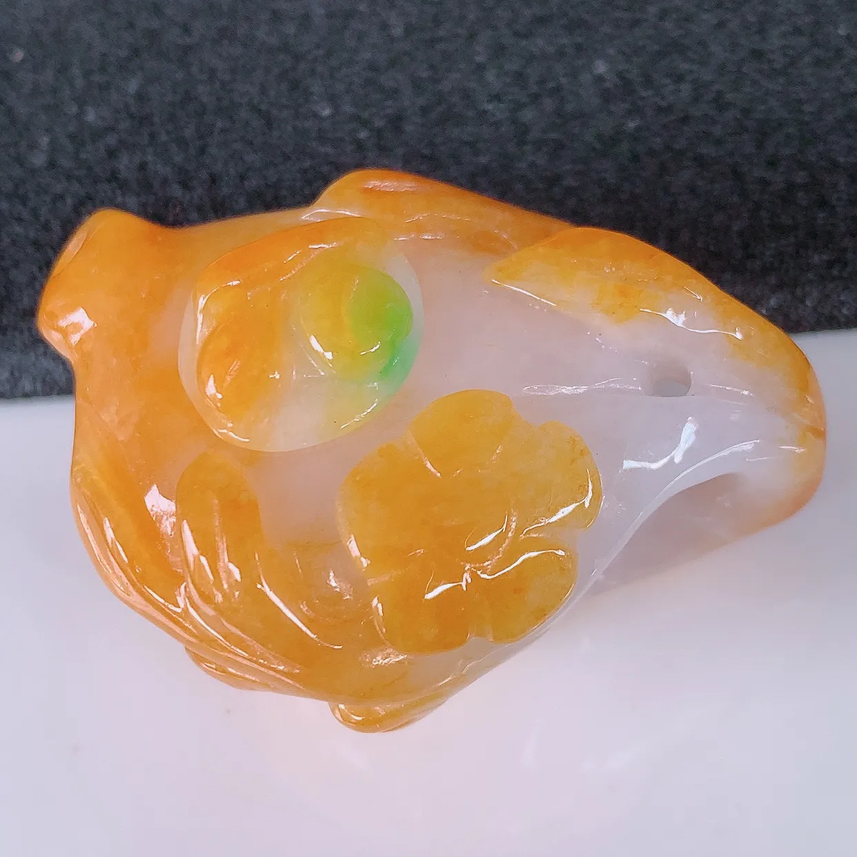 自然光实拍，冰润黄加绿翡翠茶壶，种老水足，雕工精湛 ，寓意美好，佩戴时尚出众！#26.13