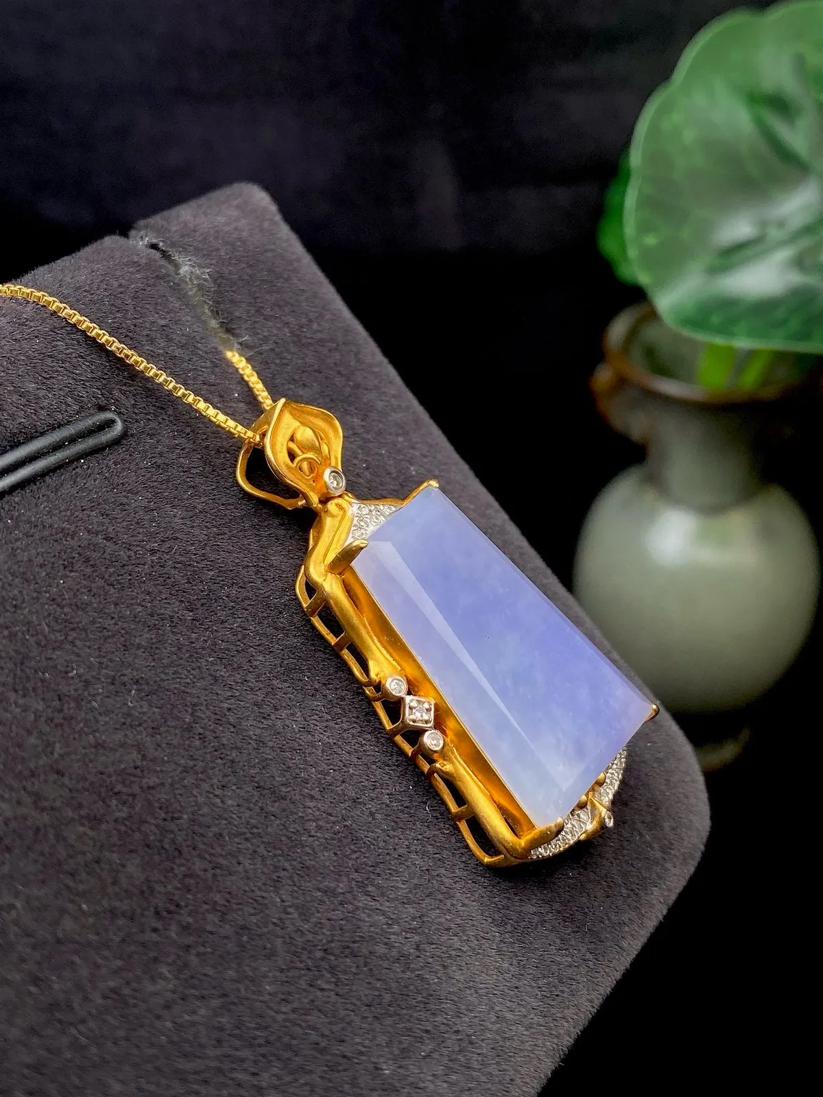 【冰种紫无事牌吊坠】质地细腻，光泽度不错，18k金钻镶嵌，裸石尺寸21.5*13.7*3毫米