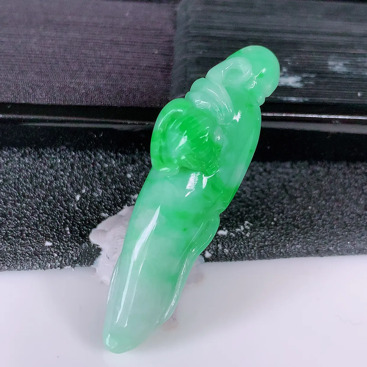 自然光实拍，冰润飘绿翡翠人生如意人参吊坠，翠色灵动，种老水足，寓意好，品相佳，佩戴佳品！#05.13