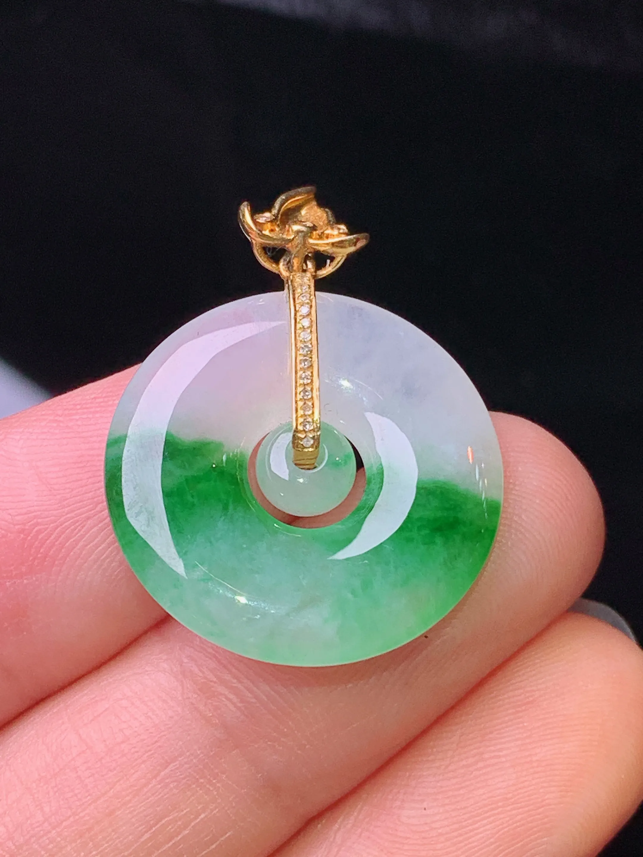 18k金钻镶嵌飘绿子母扣吊坠 玉质细腻 水润亮眼 色泽艳丽 整体尺寸27.3*20.8*3.5