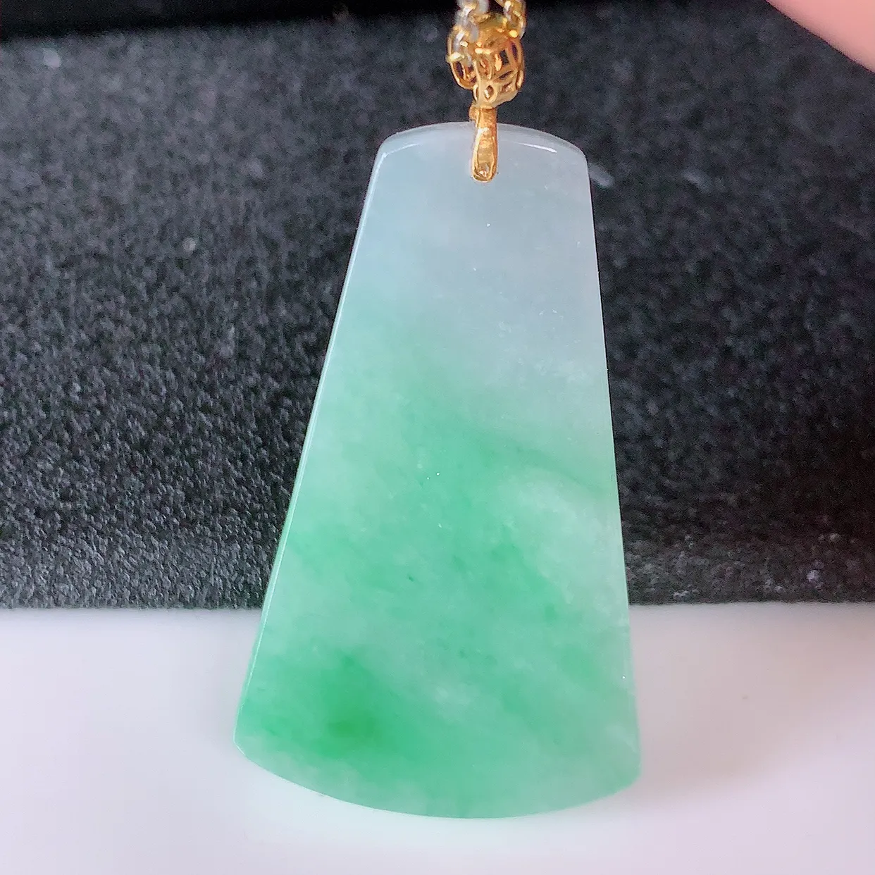 18K金镶嵌冰润飘绿翡翠平安无事牌吊坠，翡翠无事牌，平平安安，无事牌翠色灵动，佩戴平安时尚！#41.13
