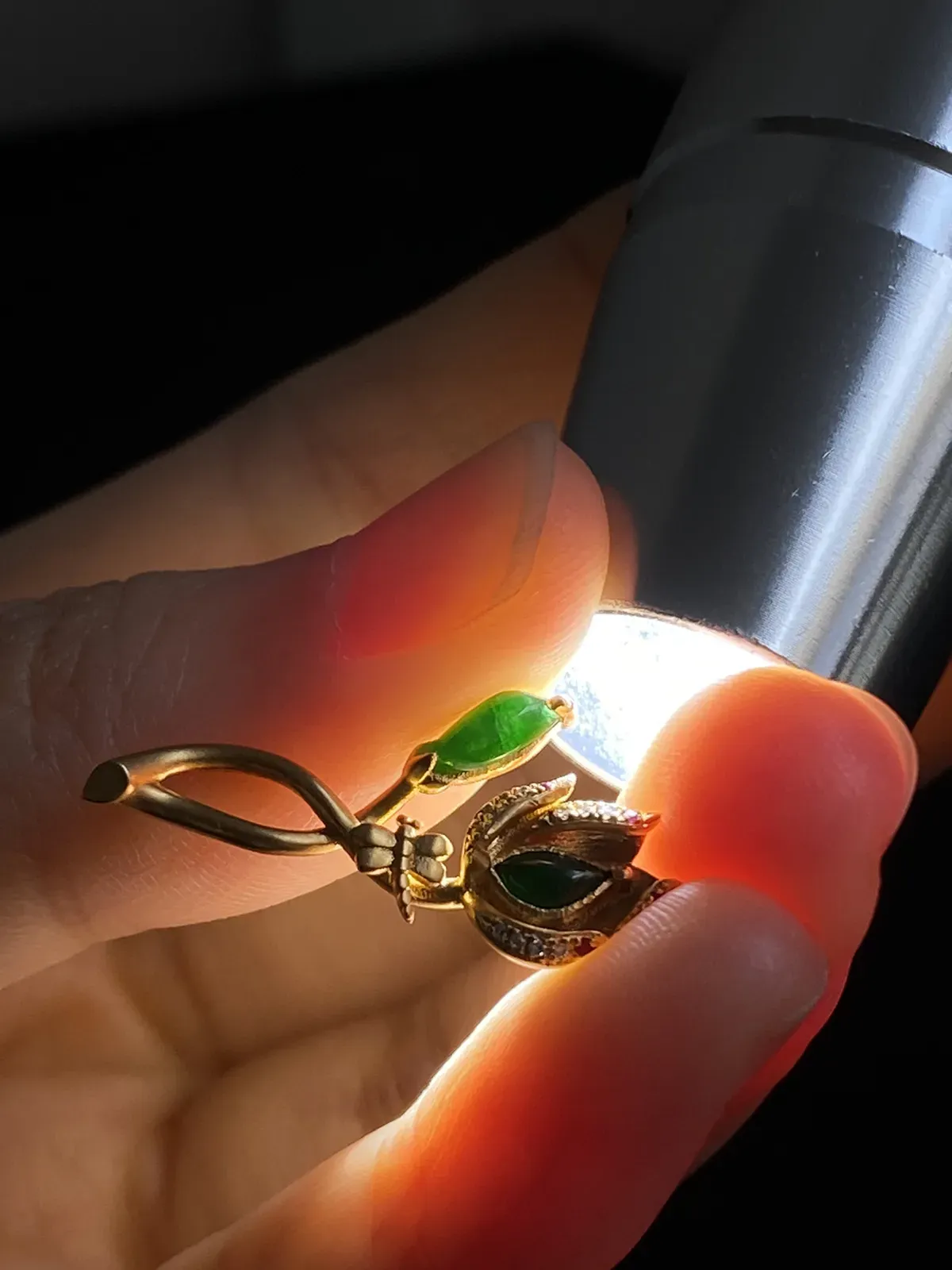 翡翠花件，伴钻石（无色）