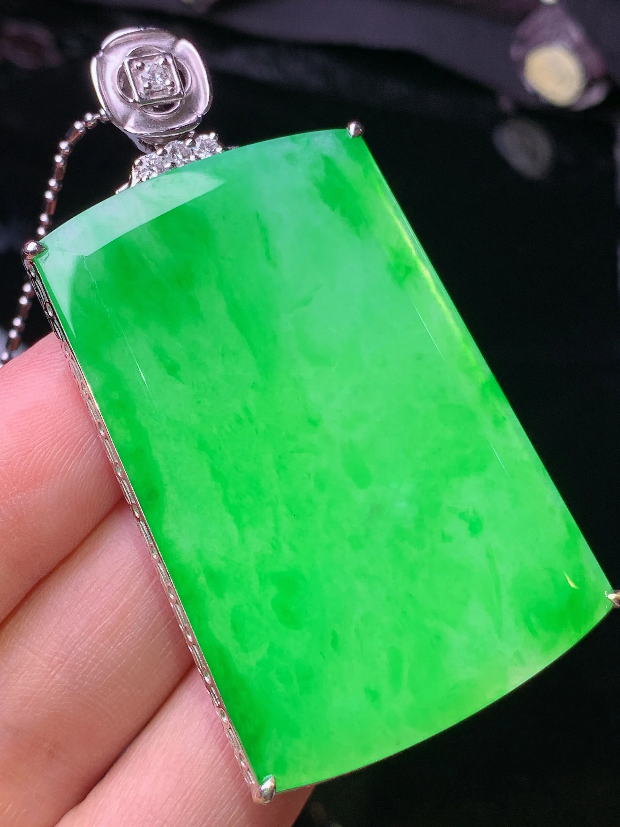 18k金钻镶嵌翠绿无事牌吊坠 玉质细腻 水润亮眼 色泽艳丽 整体尺寸59.5*32.3*7.5