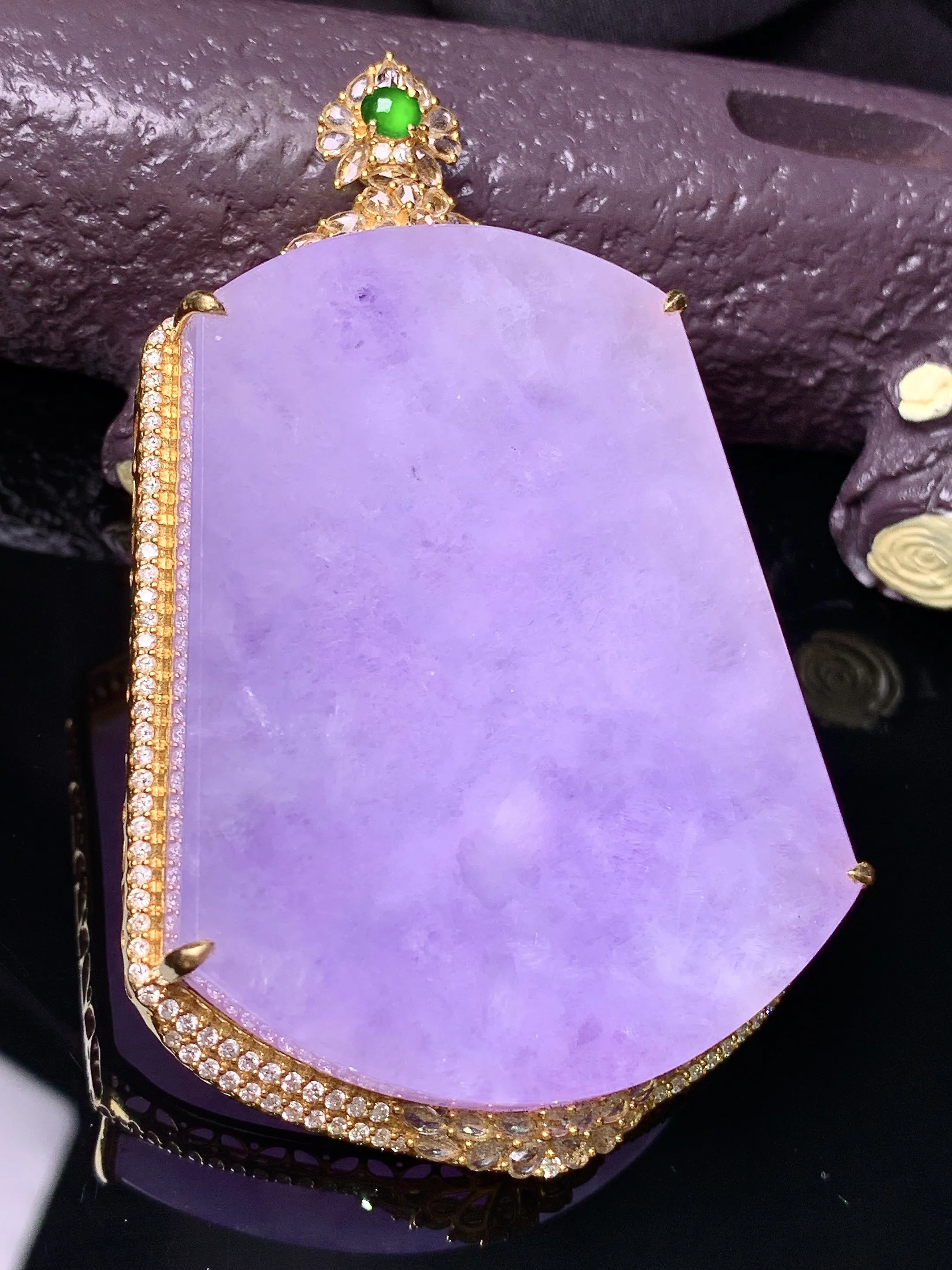 18k金钻镶嵌紫罗兰无事牌吊坠 玉质细腻 水润亮眼 色泽艳丽 整体尺寸69*43.5*11.2