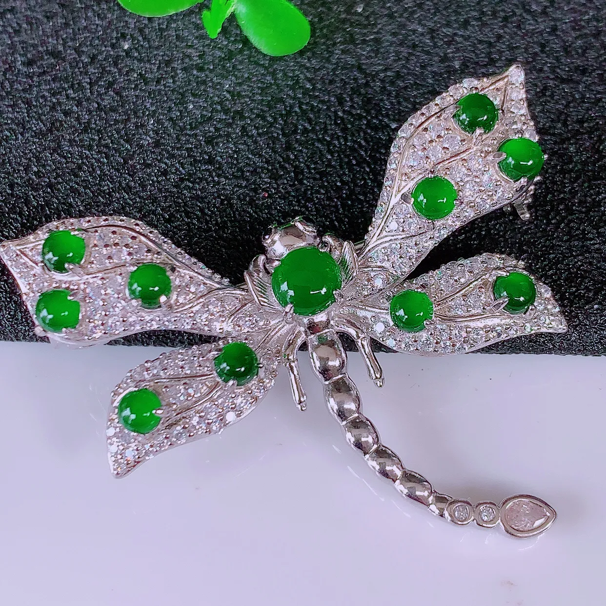 冰透满绿翡翠925银镶嵌蜻蜓胸针，自然光实拍，翠色灵动，颜色漂亮，种老水足，品相佳，佩戴佳品！#98