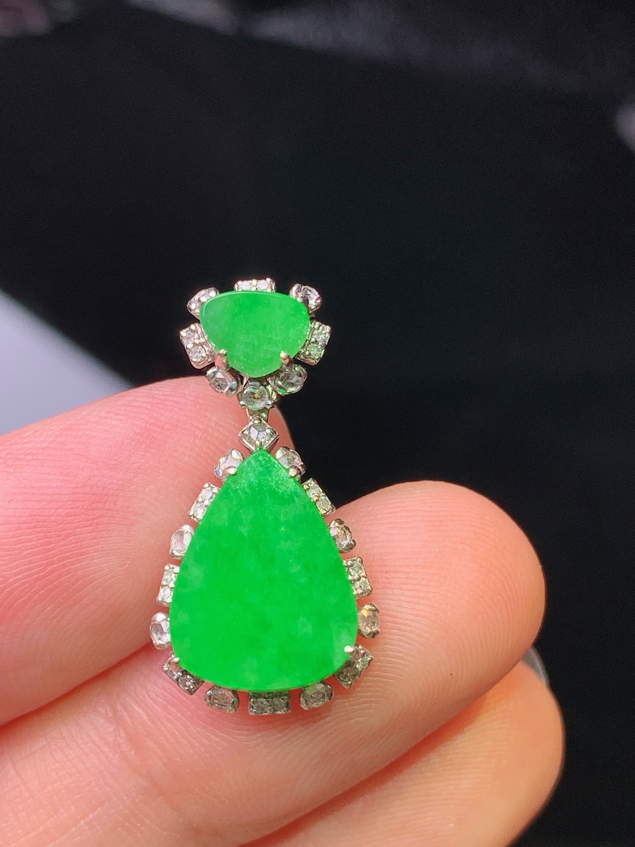 18k金钻镶嵌翠绿水滴吊坠 玉质细腻 水润亮眼 色泽艳丽 整体尺寸22.7*12*6.5