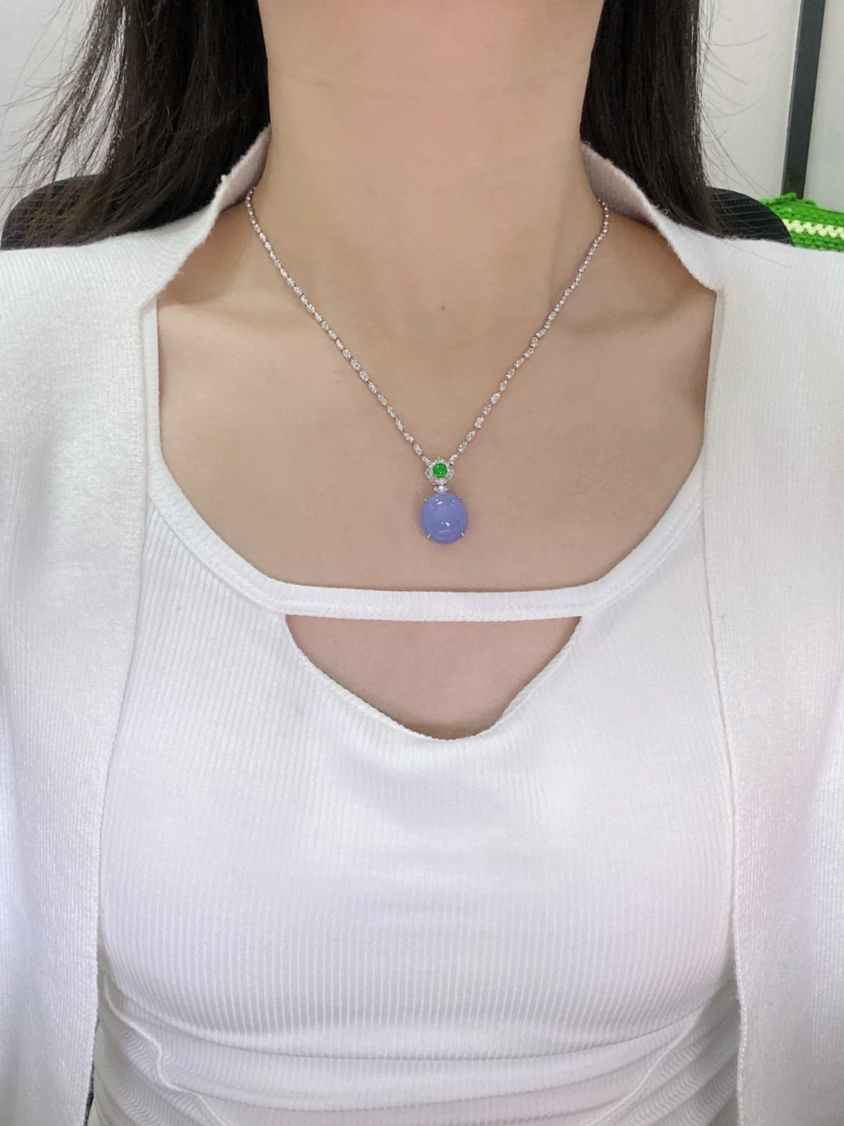 【冰种紫蛋面吊坠】质地细腻，饱满度很好，晶莹剔透，18k金钻镶嵌，裸石尺寸14.7*13.6*4.8毫米