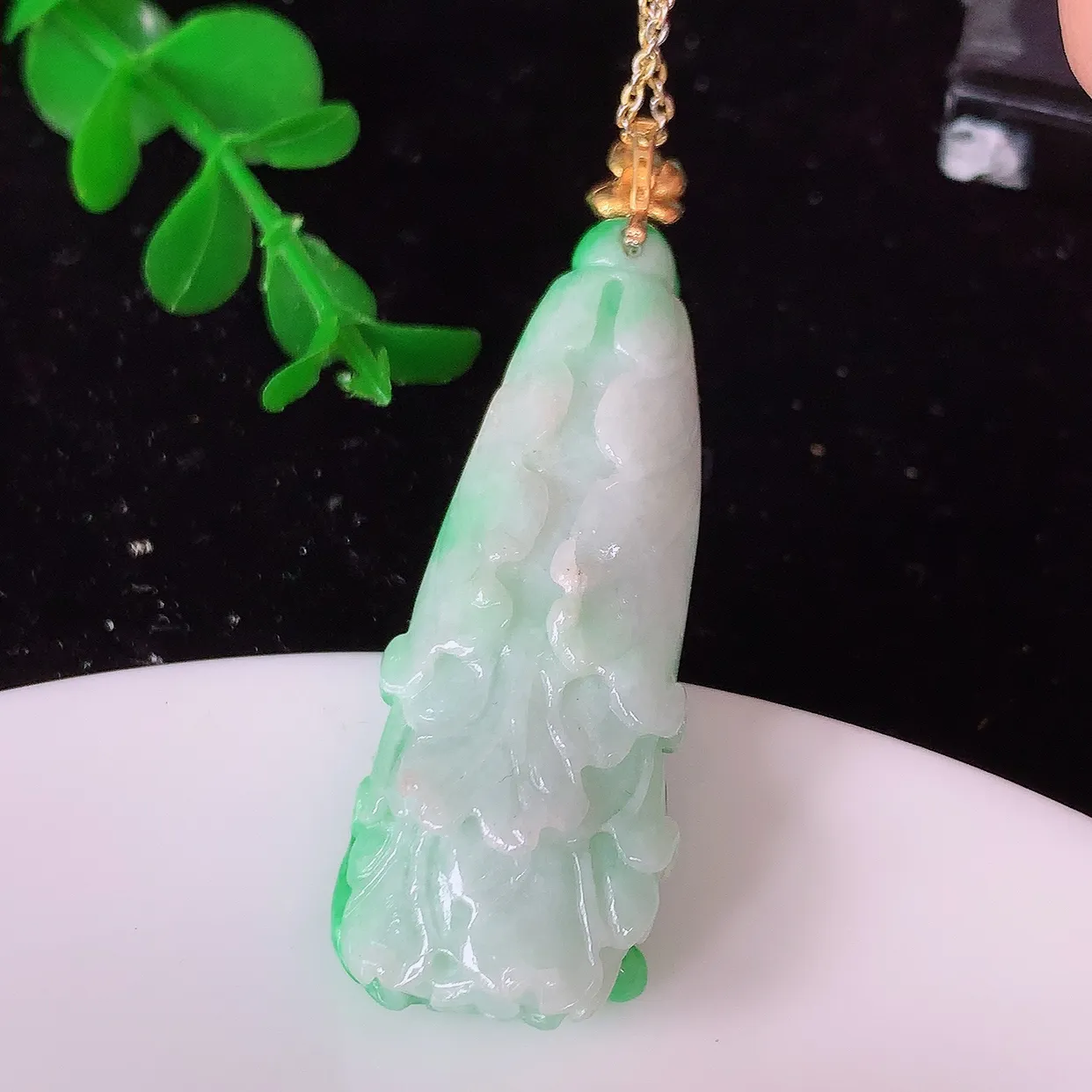 18K金镶嵌辣绿翡翠招百财白菜吊坠，百财聚来，财源滚滚，色泽鲜艳，精工水润的白菜，性价比高！#1.13整体51.5裸石44.5*17-11.5