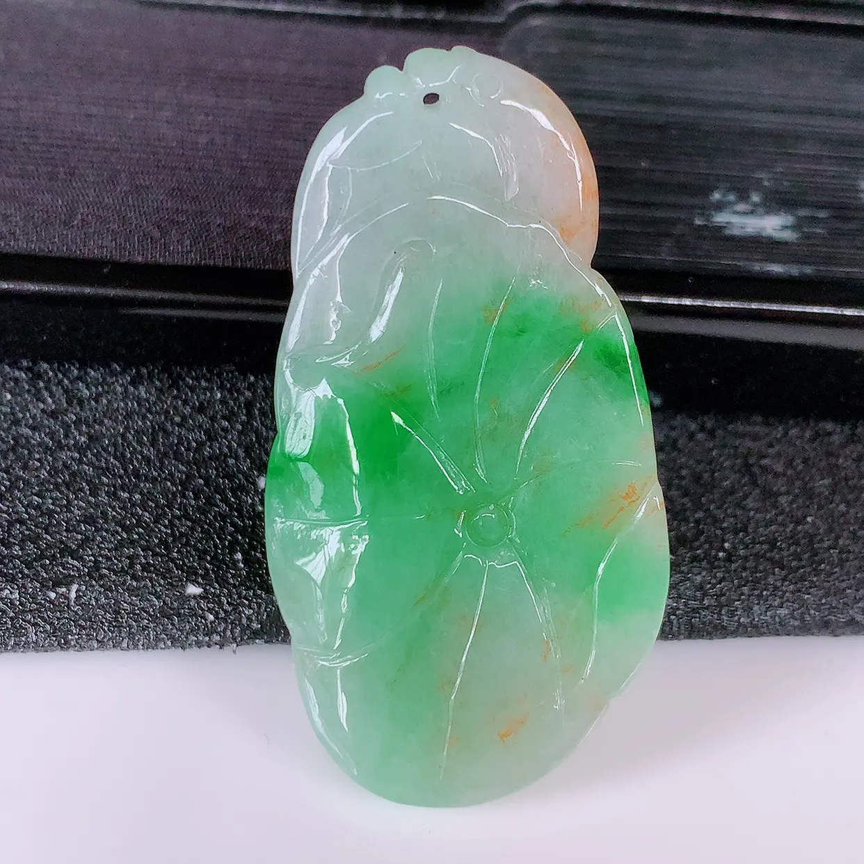 自然光实拍，冰润黄加绿翡翠荷叶鱼、和和美美玉坠，财源广进，自然隐逸、荷本是素不着尘之物，有和美之寓意。#05.13