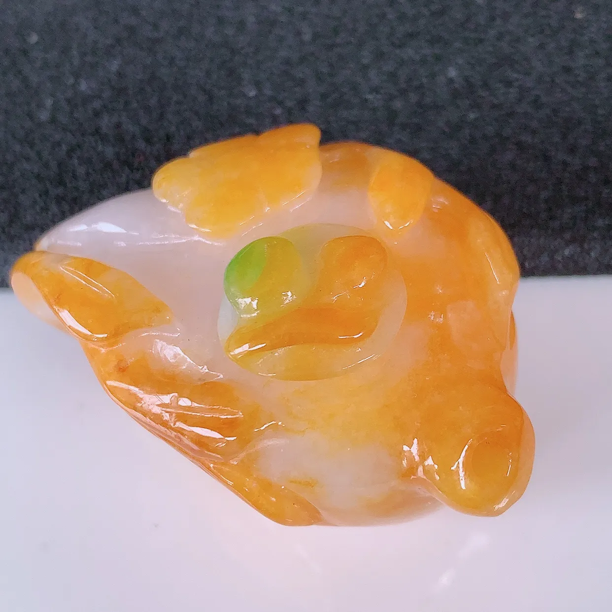 自然光实拍，冰润黄加绿翡翠茶壶，种老水足，雕工精湛 ，寓意美好，佩戴时尚出众！#26.13