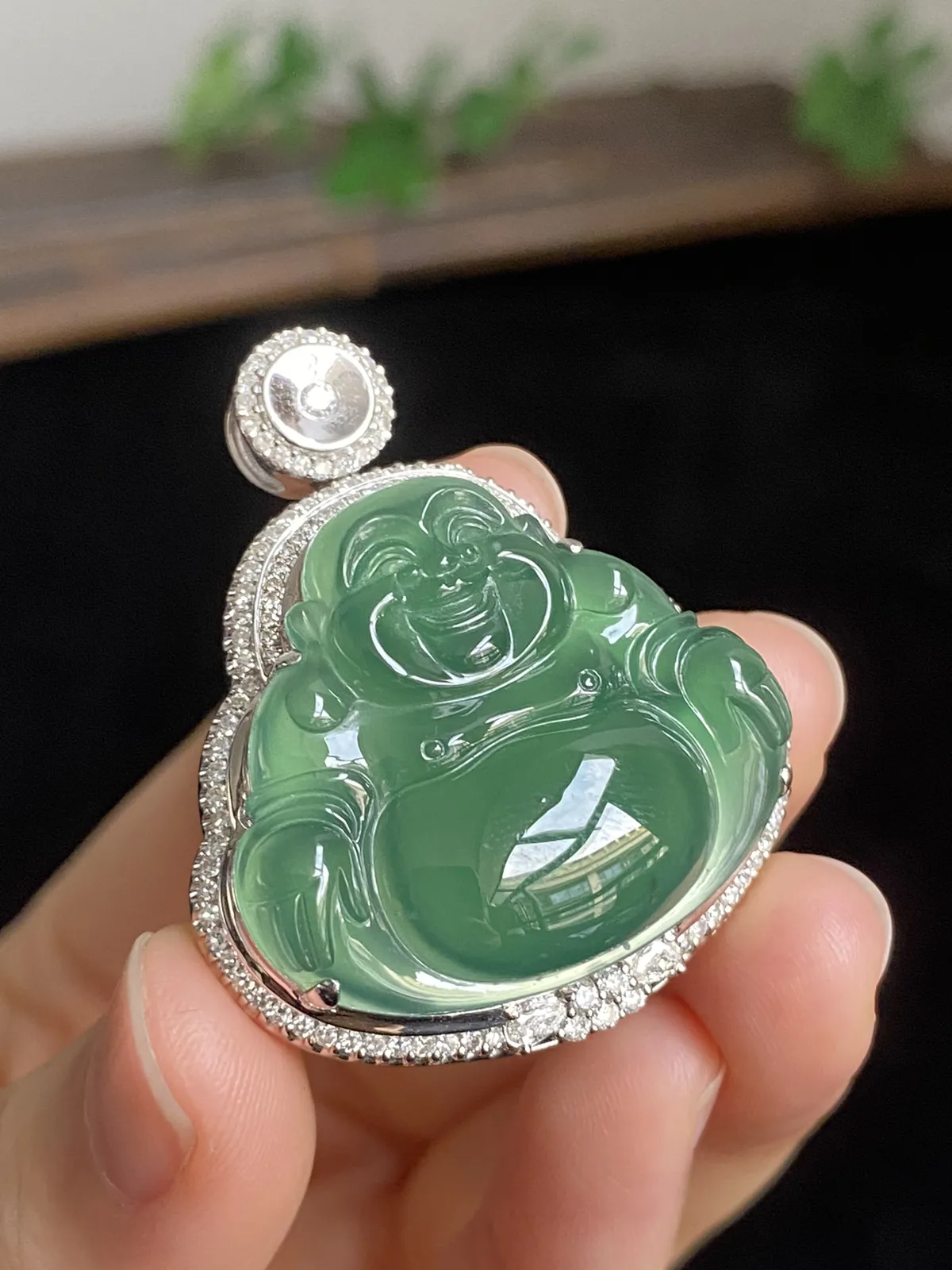 翡翠冰绿佛公吊坠，18k金伴钻镶嵌