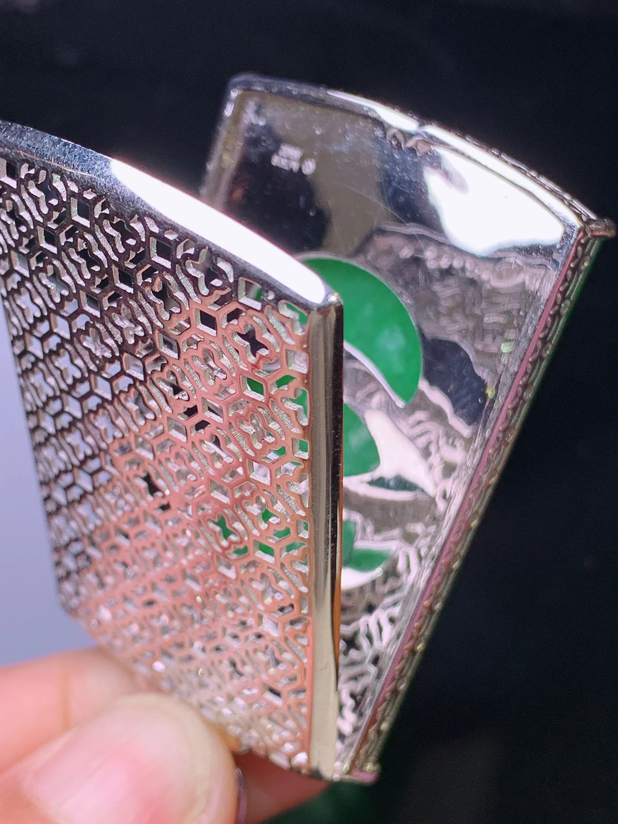 18k金钻镶嵌翠绿无事牌吊坠 玉质细腻 水润亮眼 色泽艳丽 整体尺寸59.5*32.3*7.5