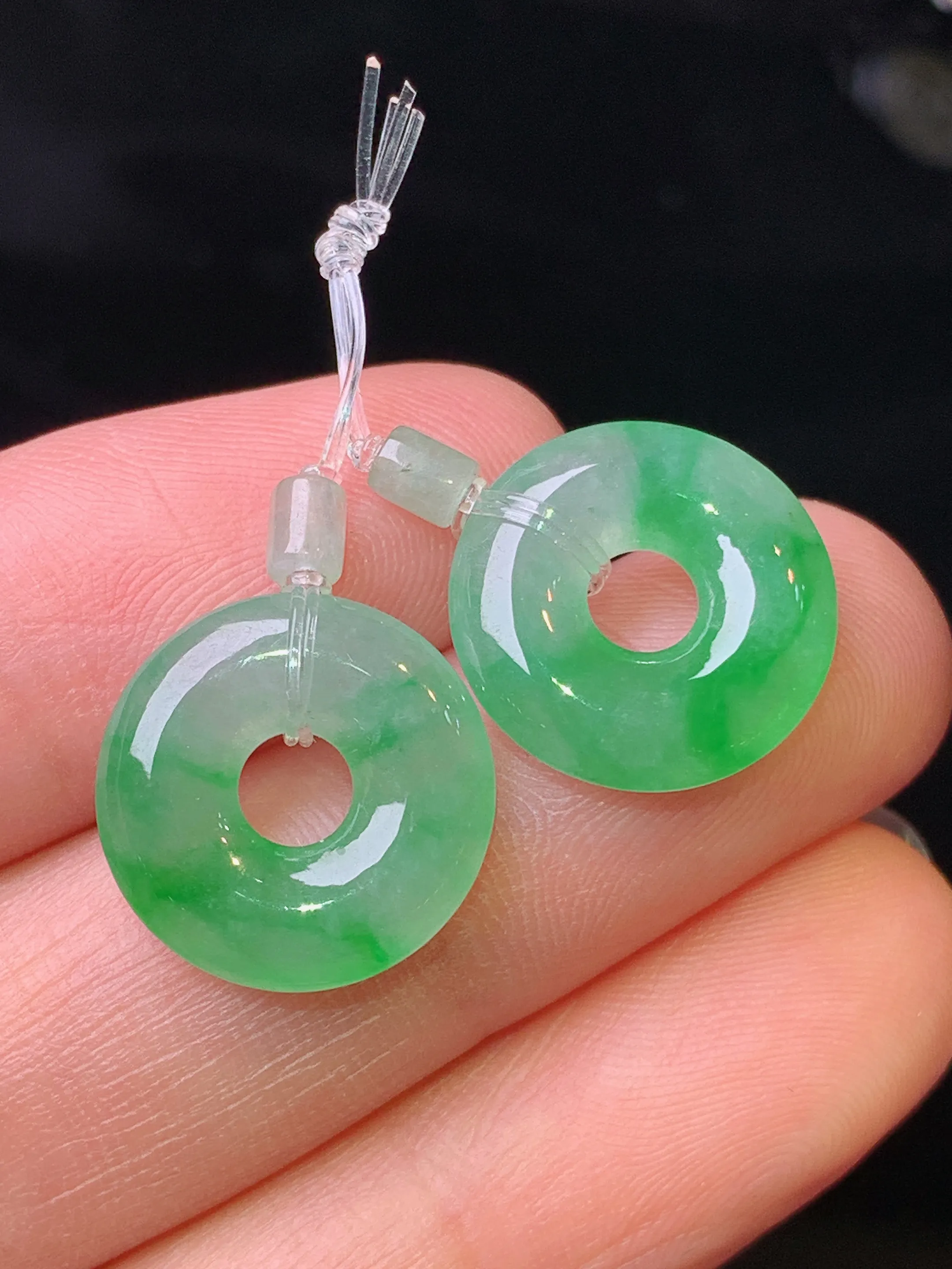 飘绿平安环一对 玉质细腻 水润亮眼 色泽艳丽 整体尺寸14.2*3.2
